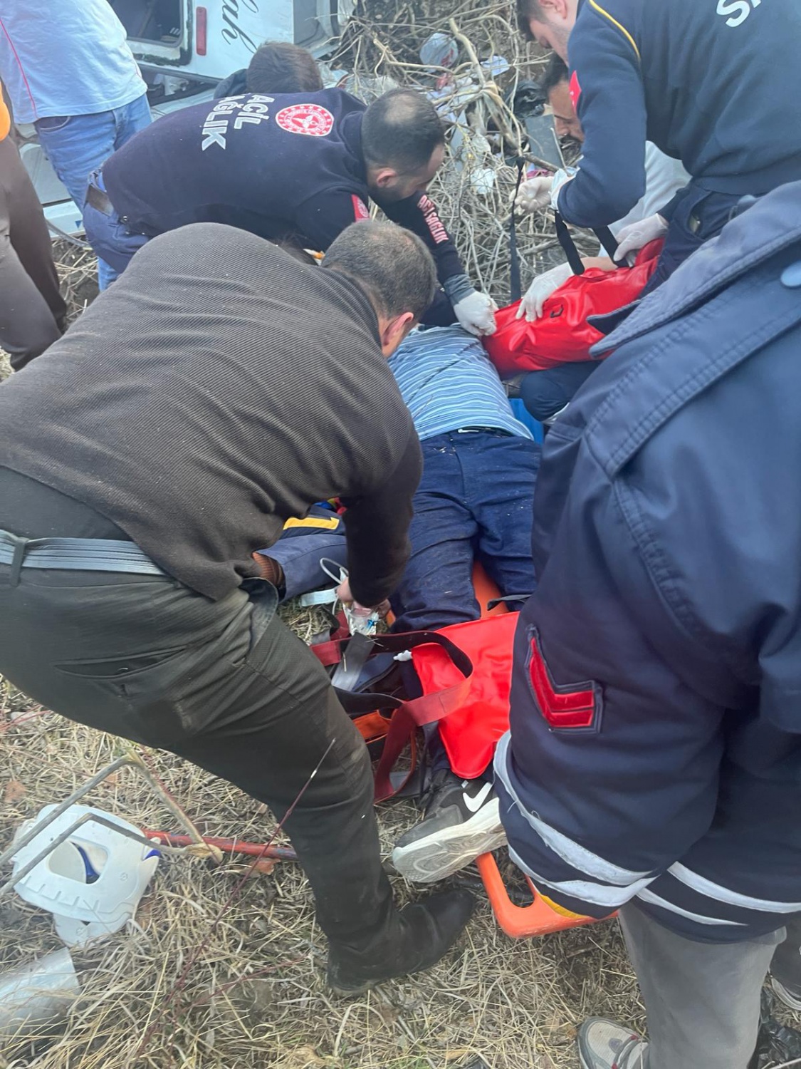 Gümüşhane’de yolcu minibüsü uçuruma yuvarlandı: 7 yaralı 13