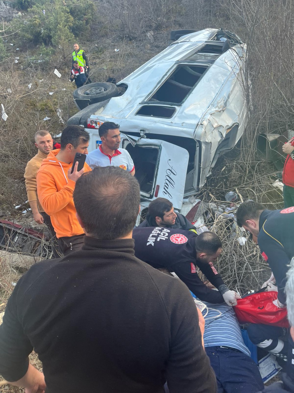 Gümüşhane’de yolcu minibüsü uçuruma yuvarlandı: 7 yaralı 10