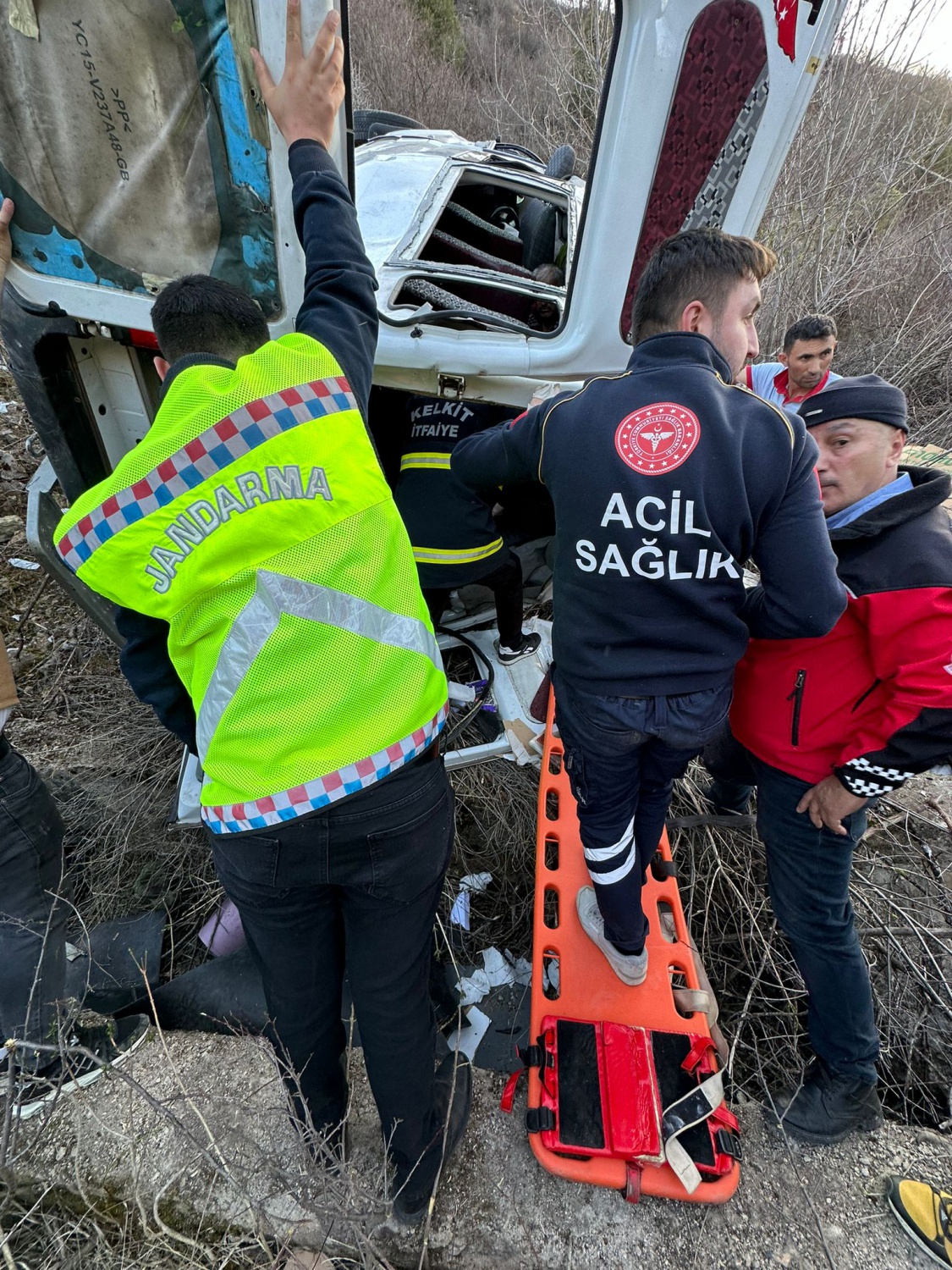 Gümüşhane’de yolcu minibüsü uçuruma yuvarlandı: 7 yaralı 6