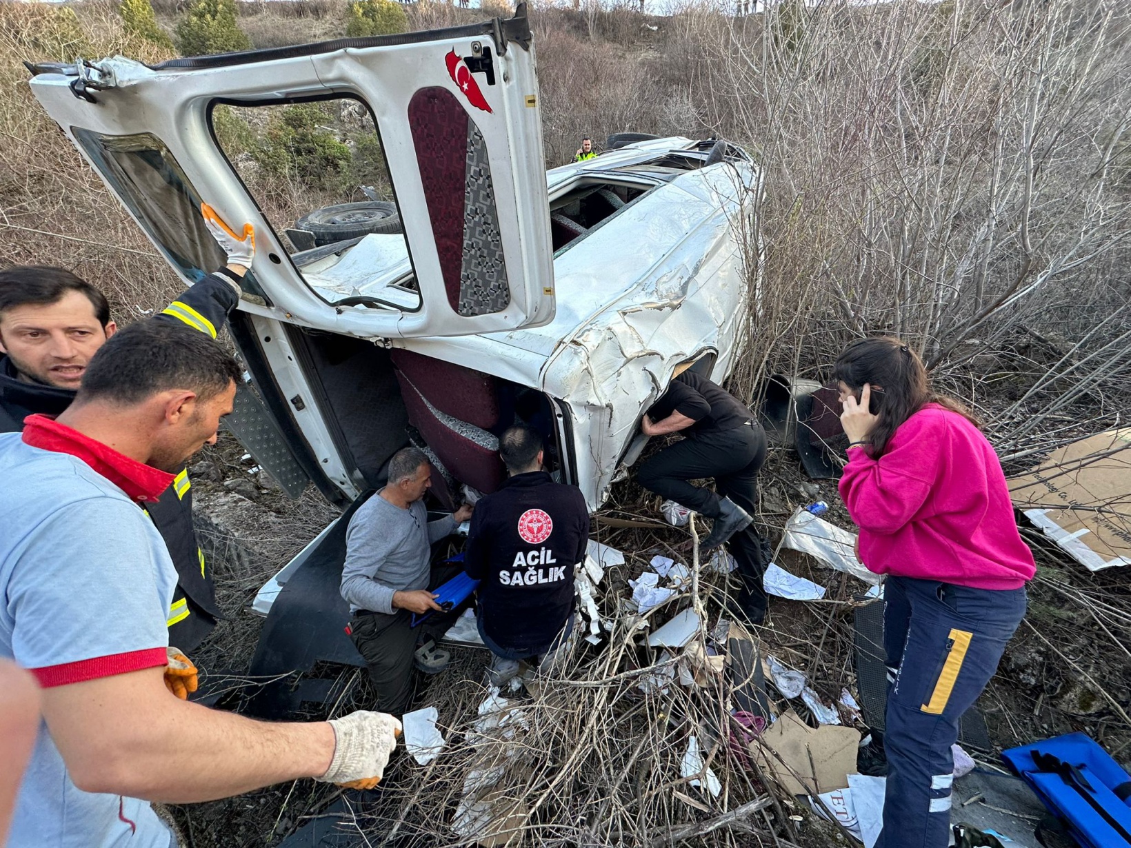 Gümüşhane’de yolcu minibüsü uçuruma yuvarlandı: 7 yaralı 9