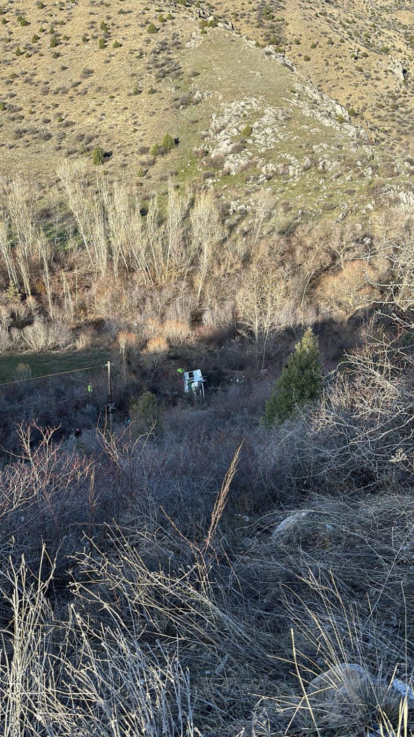 Gümüşhane’de yolcu minibüsü uçuruma yuvarlandı: 7 yaralı 11