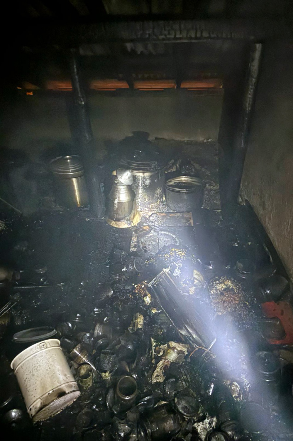 Gümüşhane’de odunluk ve çatı yangını korkuttu 5