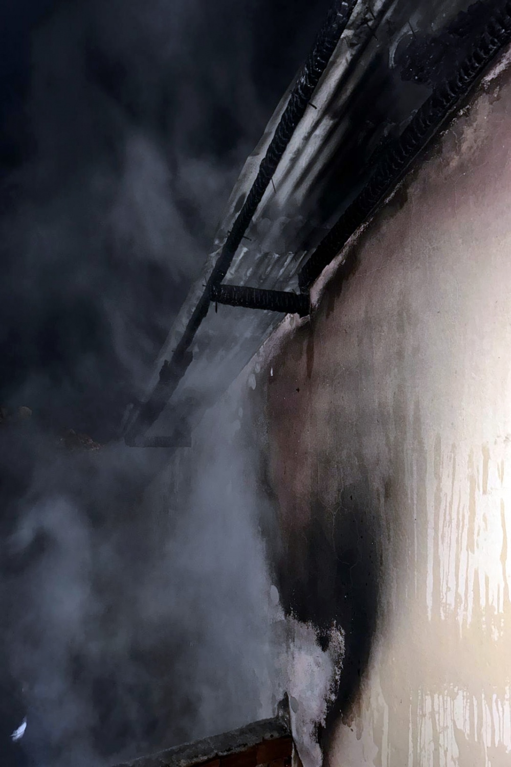 Gümüşhane’de odunluk ve çatı yangını korkuttu 4