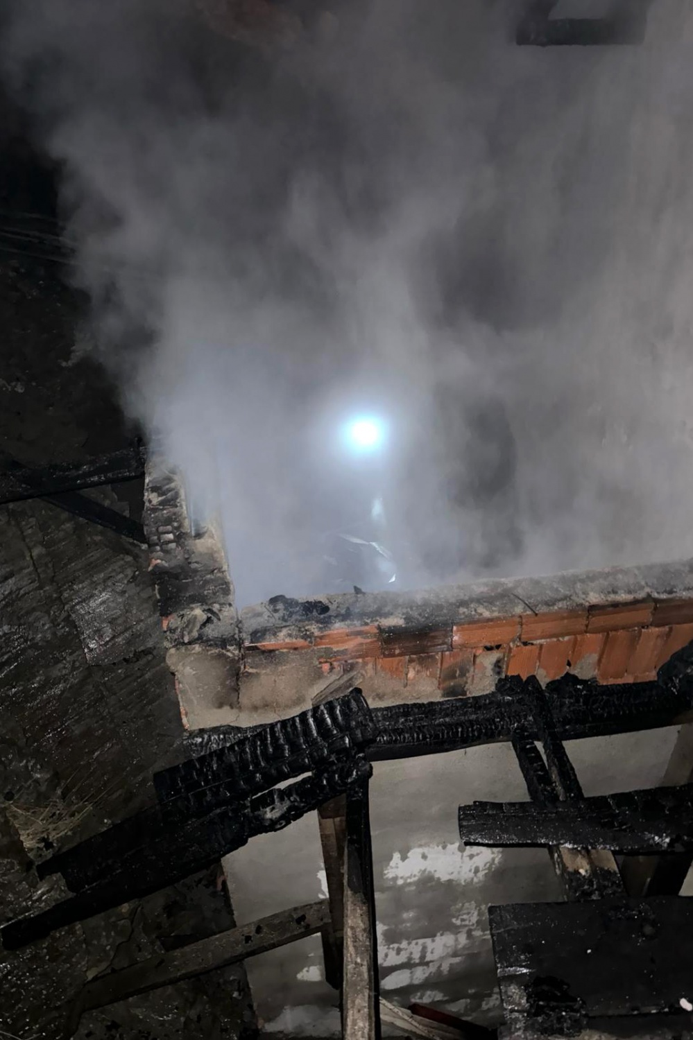 Gümüşhane’de odunluk ve çatı yangını korkuttu 8