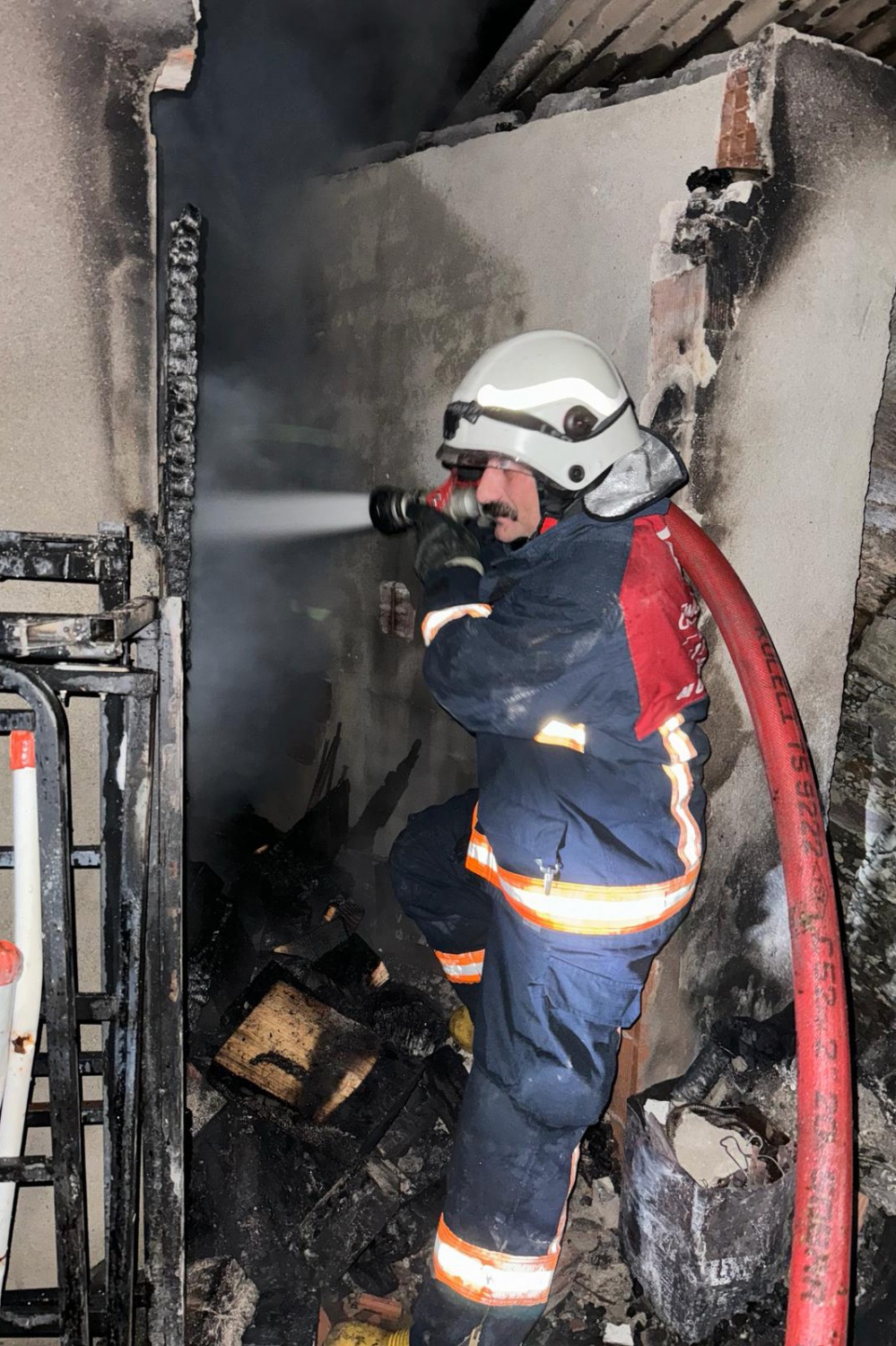 Gümüşhane’de odunluk ve çatı yangını korkuttu 7