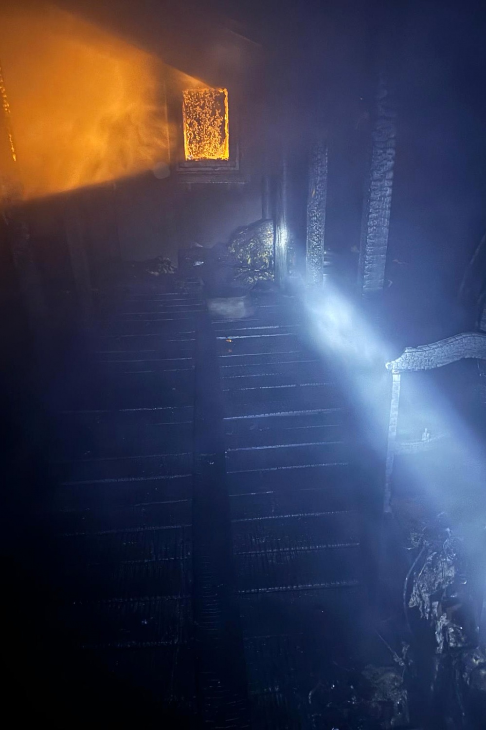 Gümüşhane’de odunluk ve çatı yangını korkuttu 6