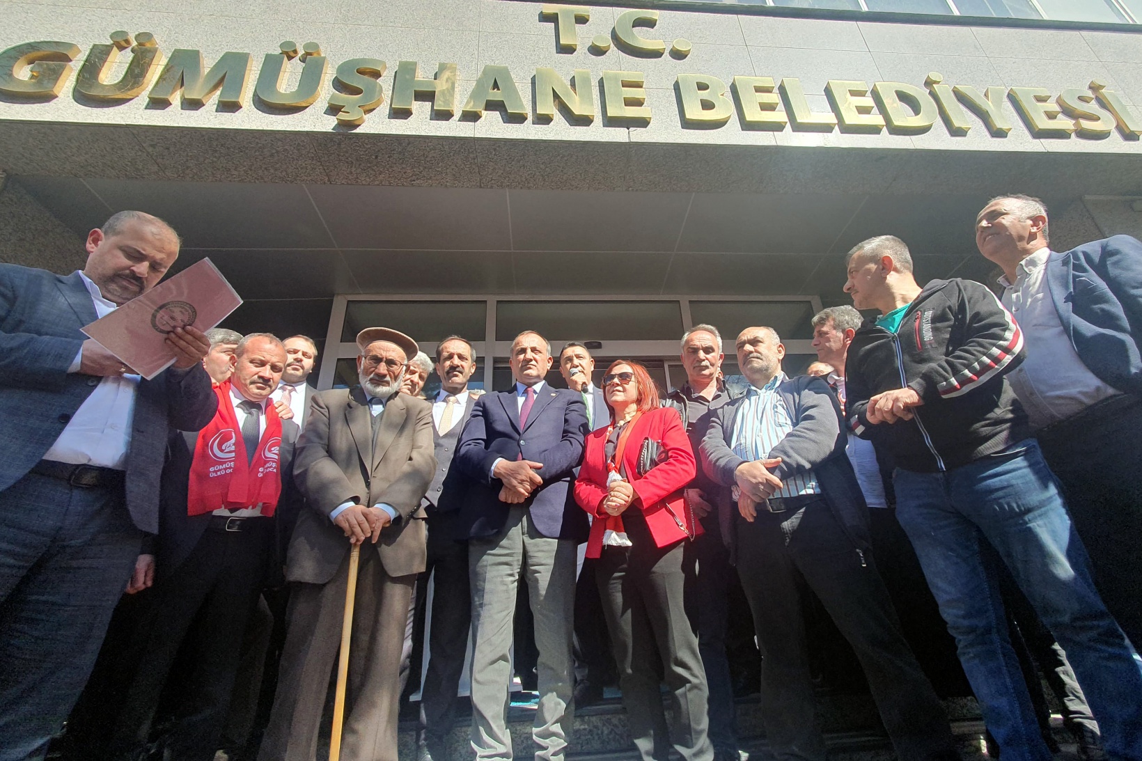 Başer mazbatasını alıp koltuğa oturdu 35