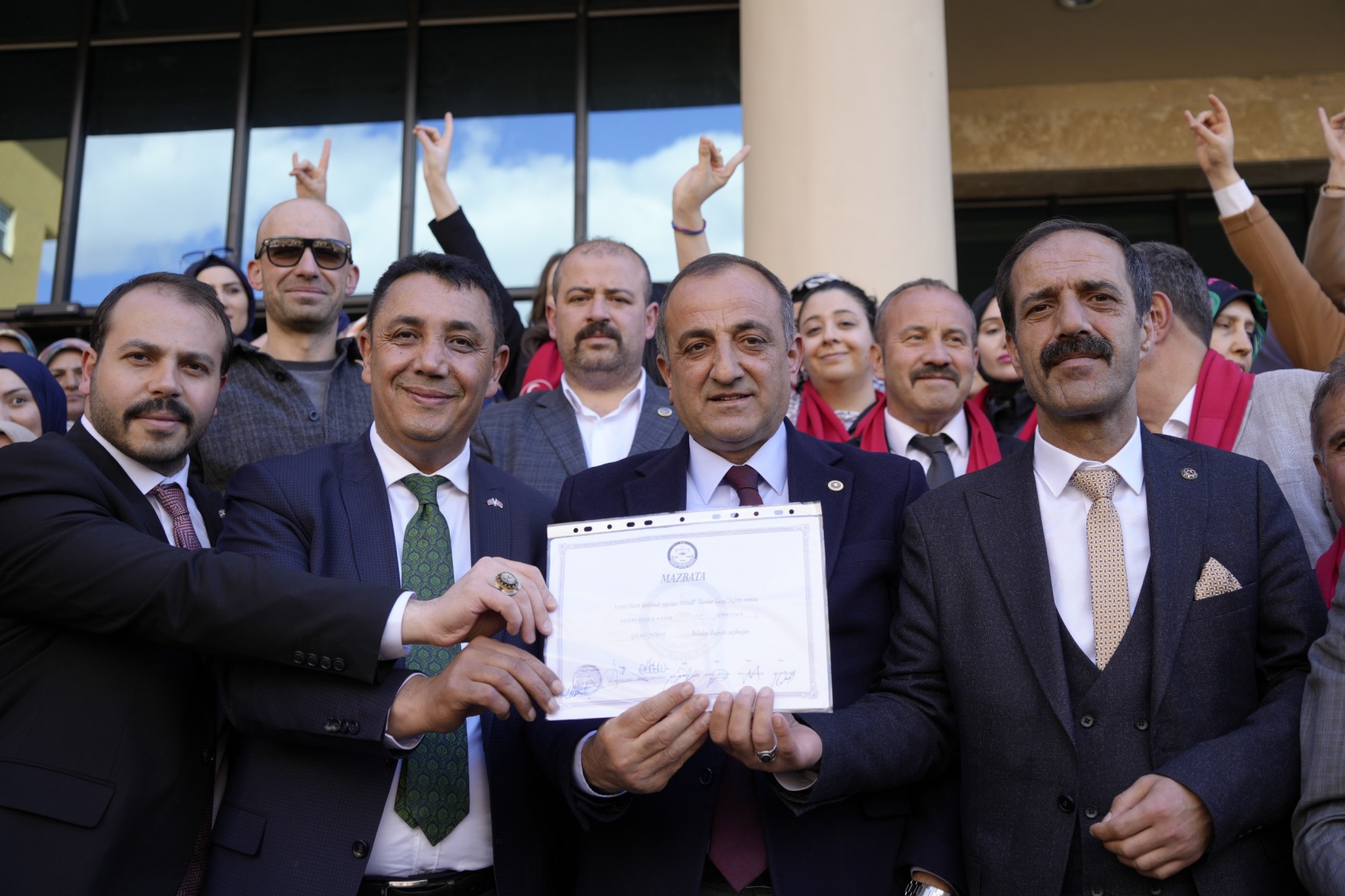 Başer mazbatasını alıp koltuğa oturdu 32