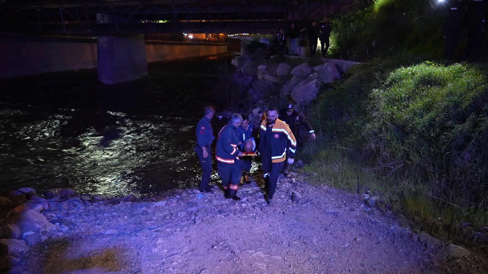 Harşit Çayı’na düşen alkollü şahıs hastaneye kaldırıldı 2
