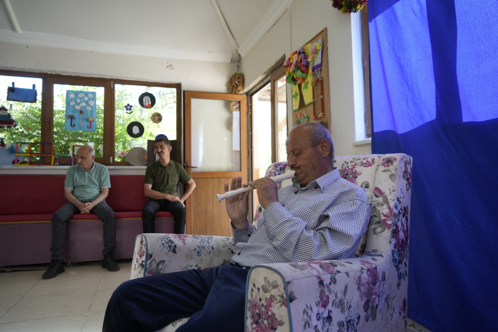 Doğuştan görme engelli İdris Eryılmaz duygularını flütle dışa vuruyor 5