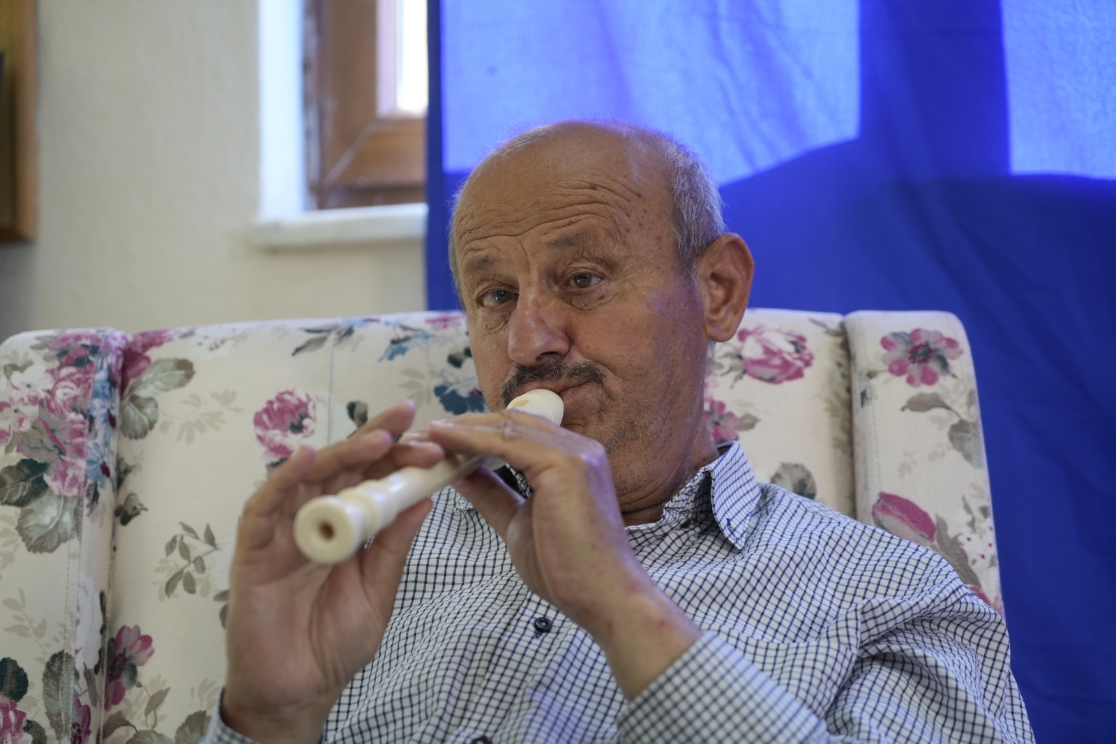 Doğuştan görme engelli İdris Eryılmaz duygularını flütle dışa vuruyor 4