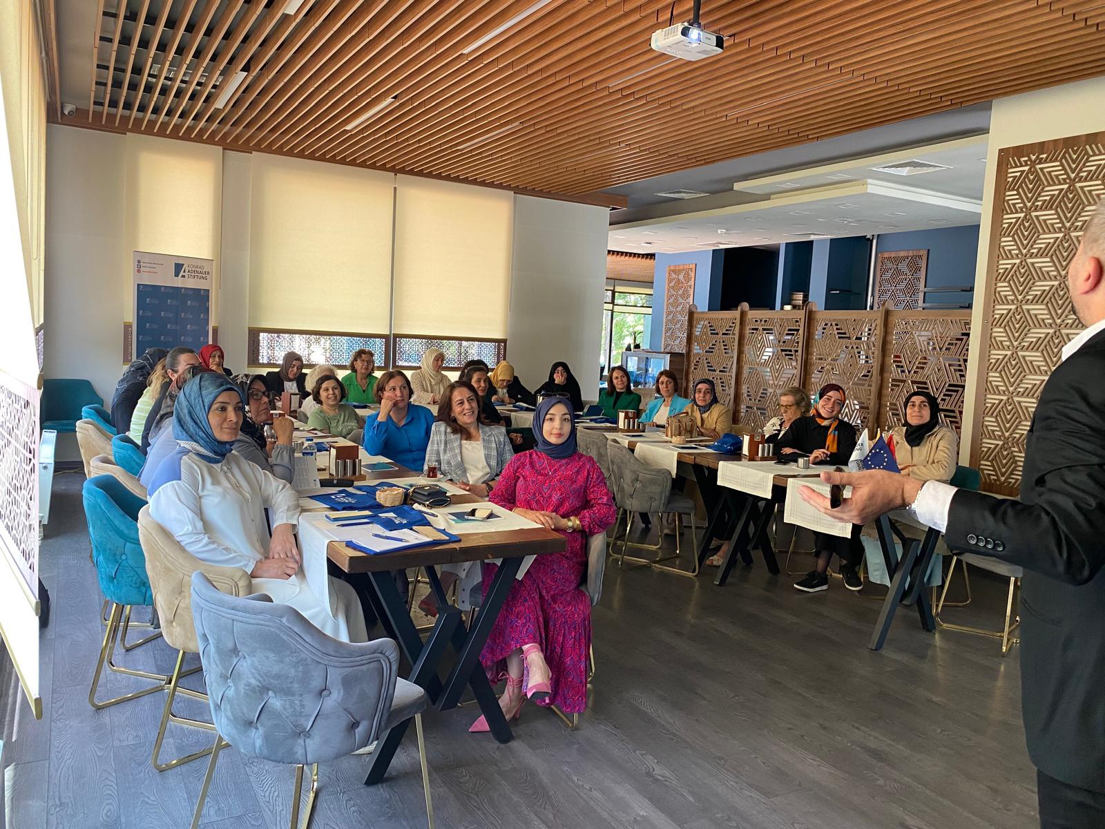 Gümüşhaneli kadınlar girişimcilik ve kooperatifçilik için eğitimde birlik oldu 3