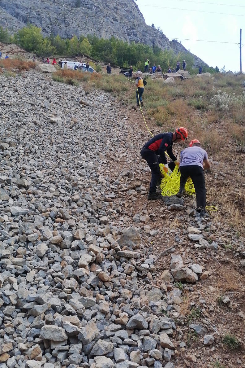 Gümüşhane’de kontrolden çıkan araç dereye yuvarlandı: 1 kişi yaralandı 3