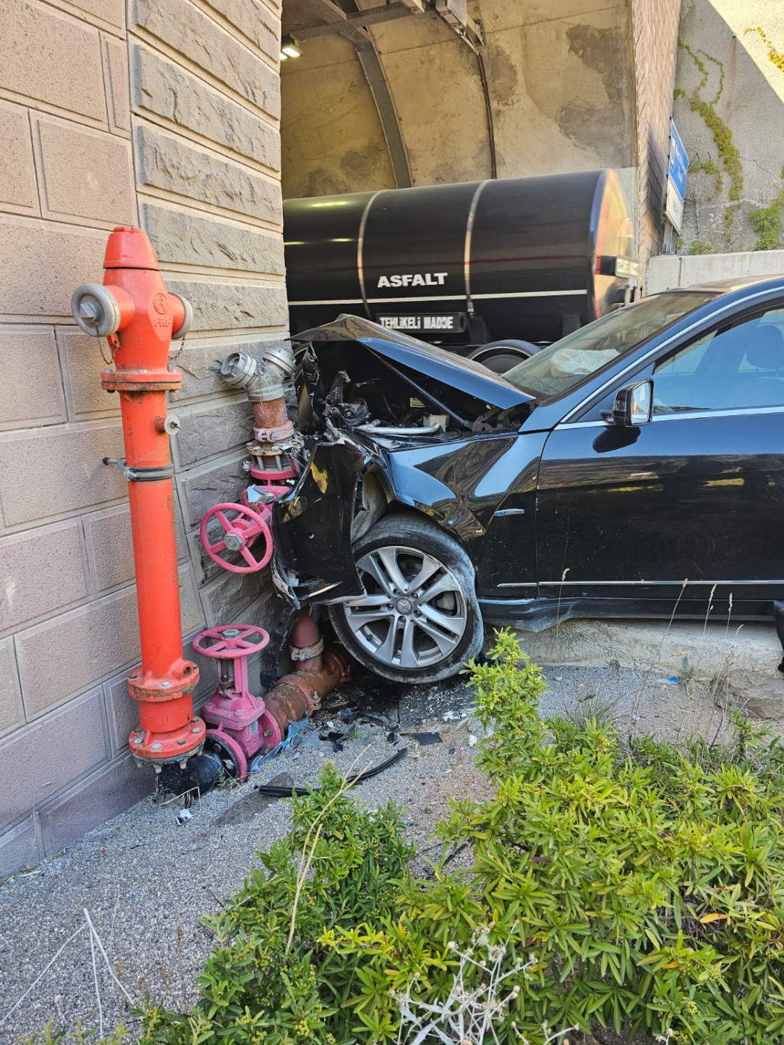 Gümüşhane’de tünel girişinde kaza: 2 yaralı 6