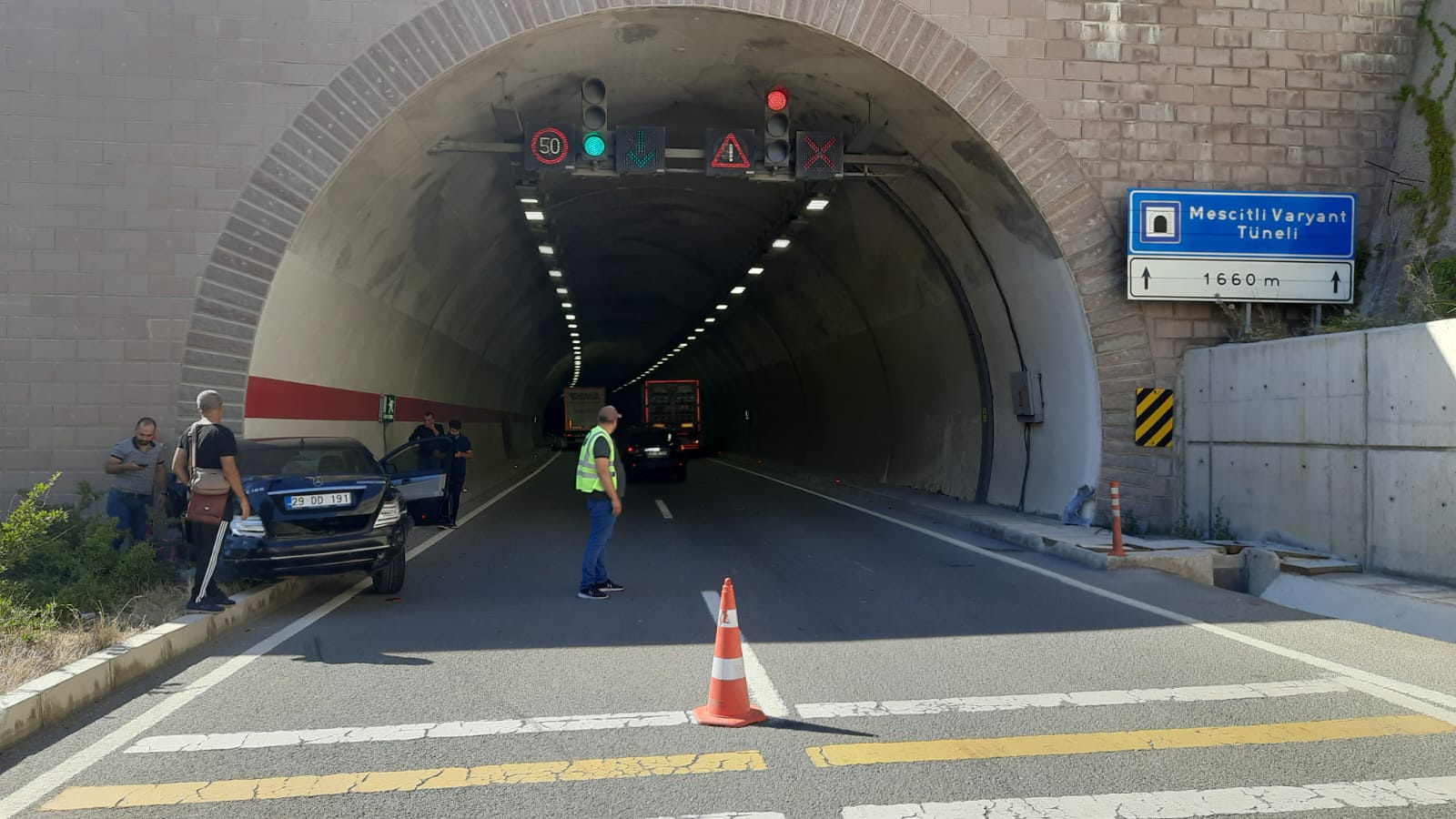 Gümüşhane’de tünel girişinde kaza: 2 yaralı 4