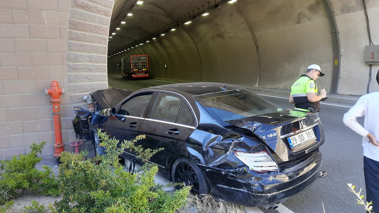 Gümüşhane’de tünel girişinde kaza: 2 yaralı 11