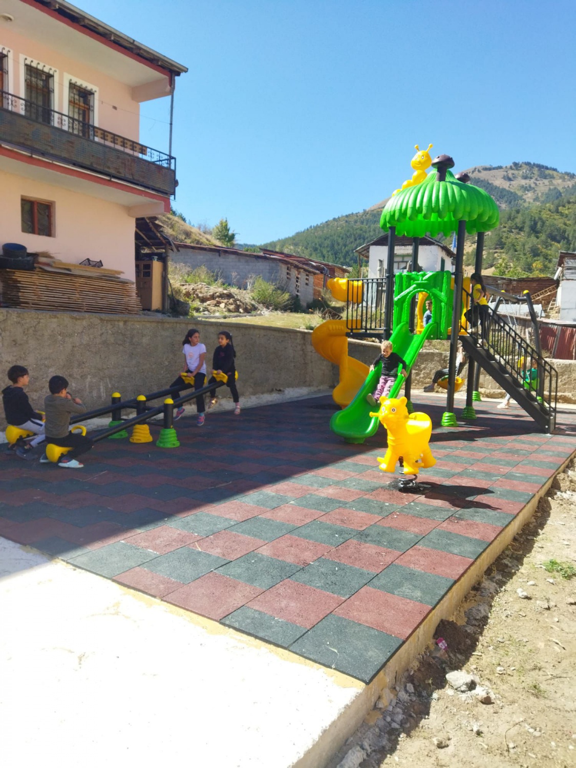 Gümüşhane’de 5 köye yeni çocuk oyun parkı yapıldı 1