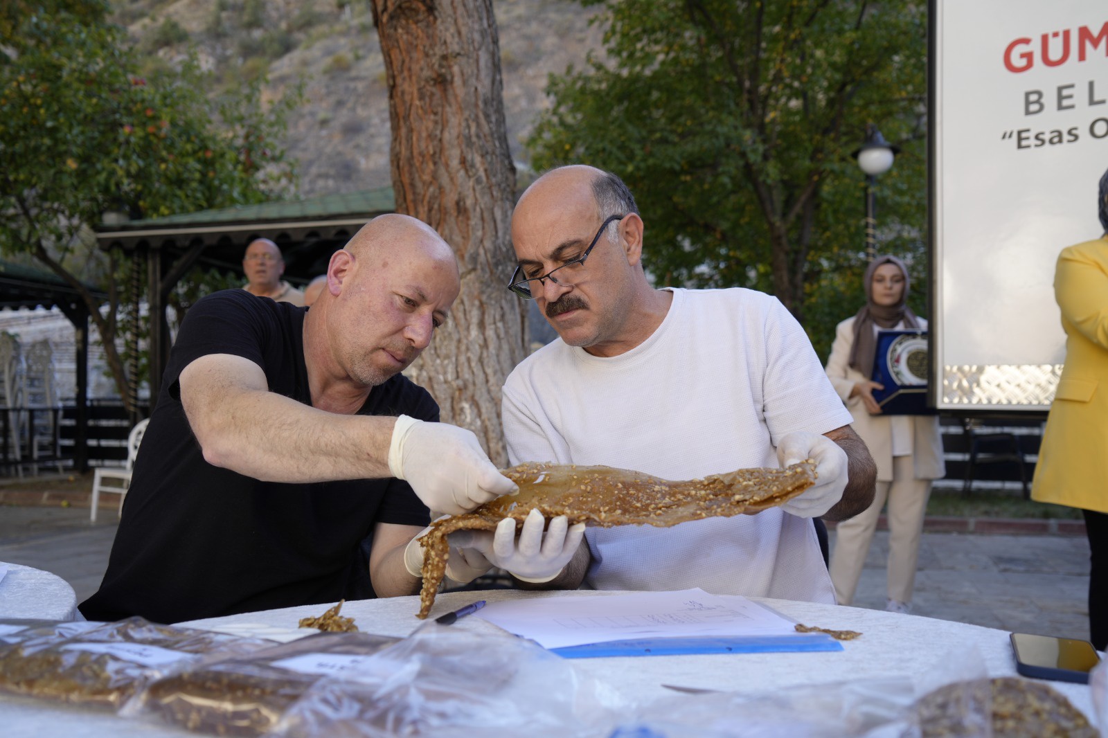 Gümüşhane’nin yöresel lezzetleri jürinin karşısında kıyasıya yarıştı 3