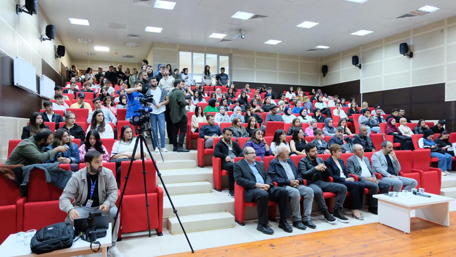 Kenan Yavuz, İletişim Fakültesi öğrencileriyle bir araya geldi 5