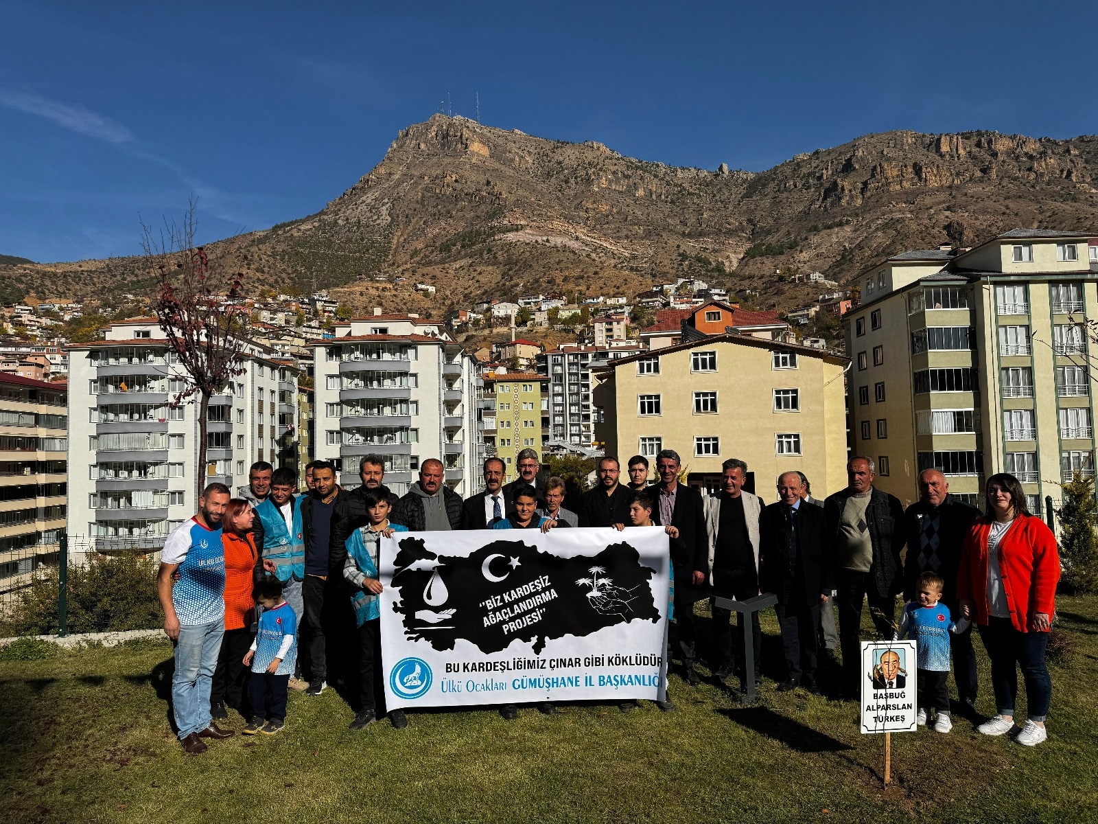 Ülkü Ocakları çınar ağaçlarını toprakla buluşturdu 4