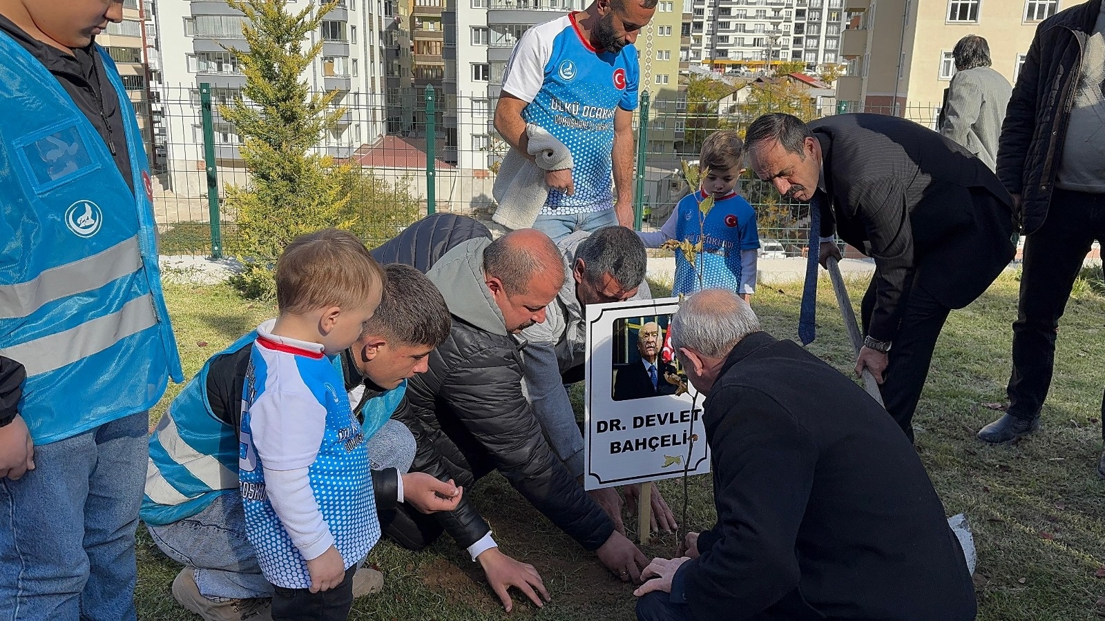 Ülkü Ocakları çınar ağaçlarını toprakla buluşturdu 7
