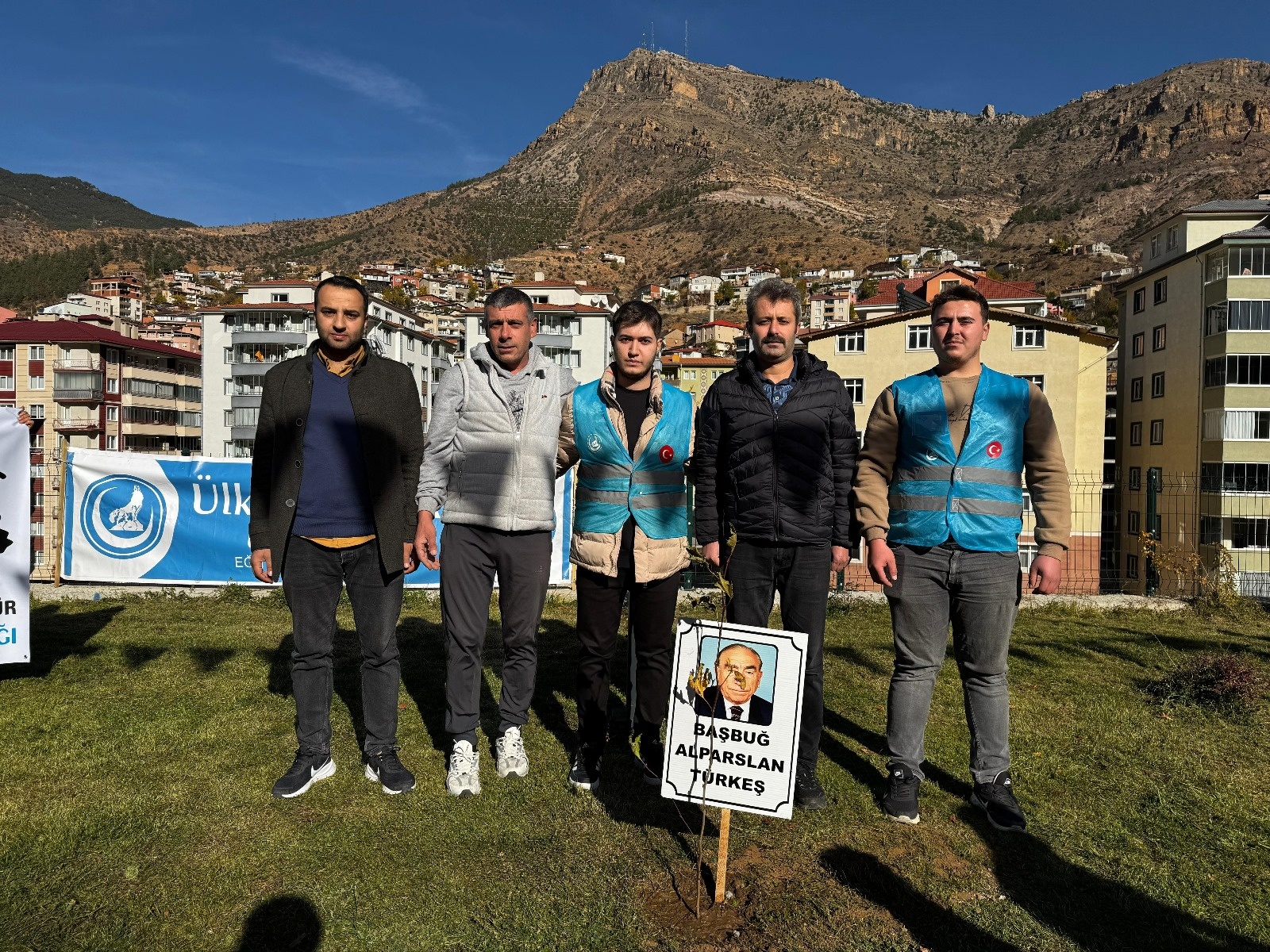 Ülkü Ocakları çınar ağaçlarını toprakla buluşturdu 13