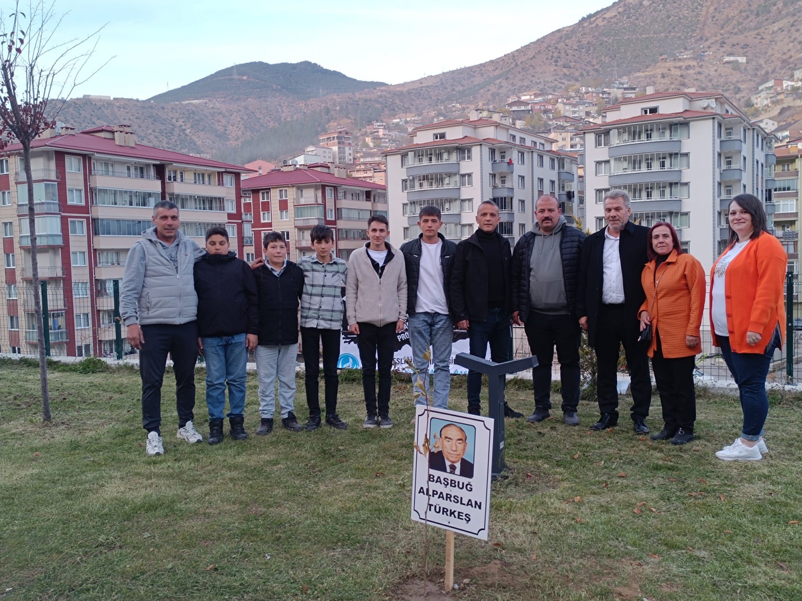 Ülkü Ocakları çınar ağaçlarını toprakla buluşturdu 2