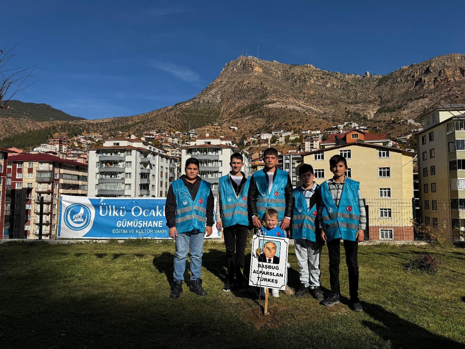 Ülkü Ocakları çınar ağaçlarını toprakla buluşturdu 3