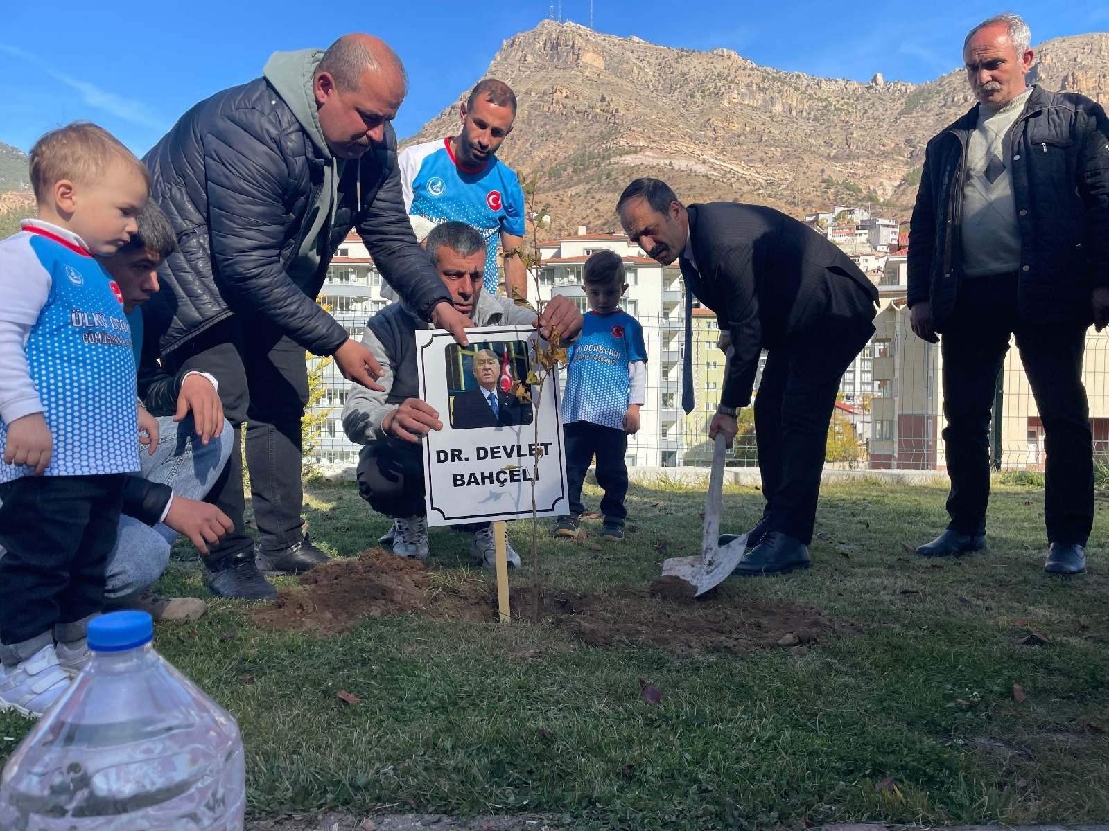 Ülkü Ocakları çınar ağaçlarını toprakla buluşturdu 15