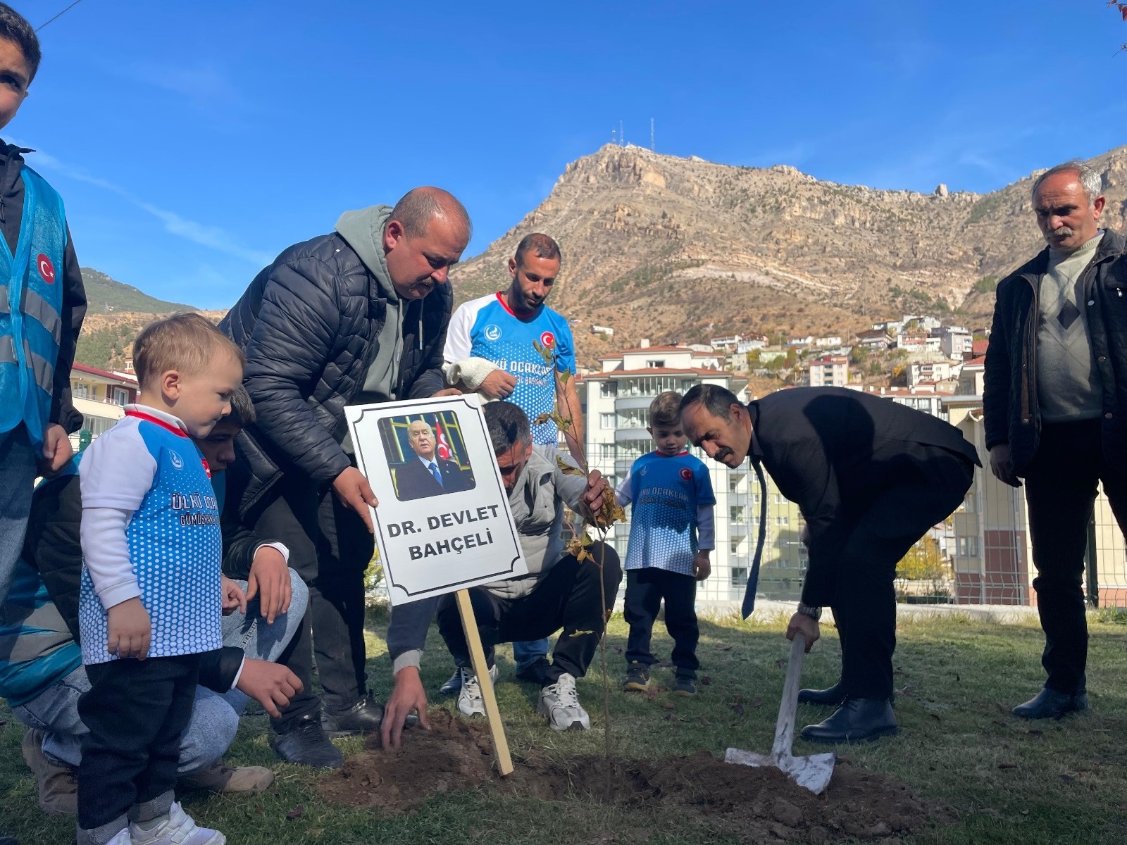 Ülkü Ocakları çınar ağaçlarını toprakla buluşturdu 8