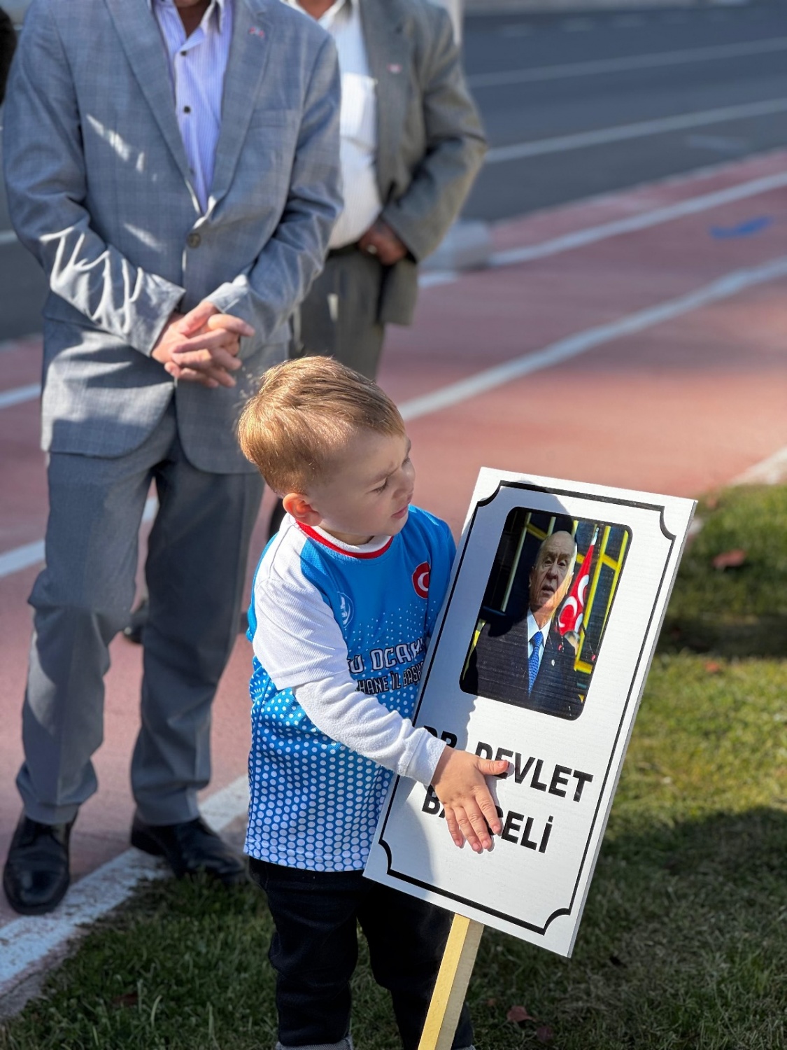 Ülkü Ocakları çınar ağaçlarını toprakla buluşturdu 1