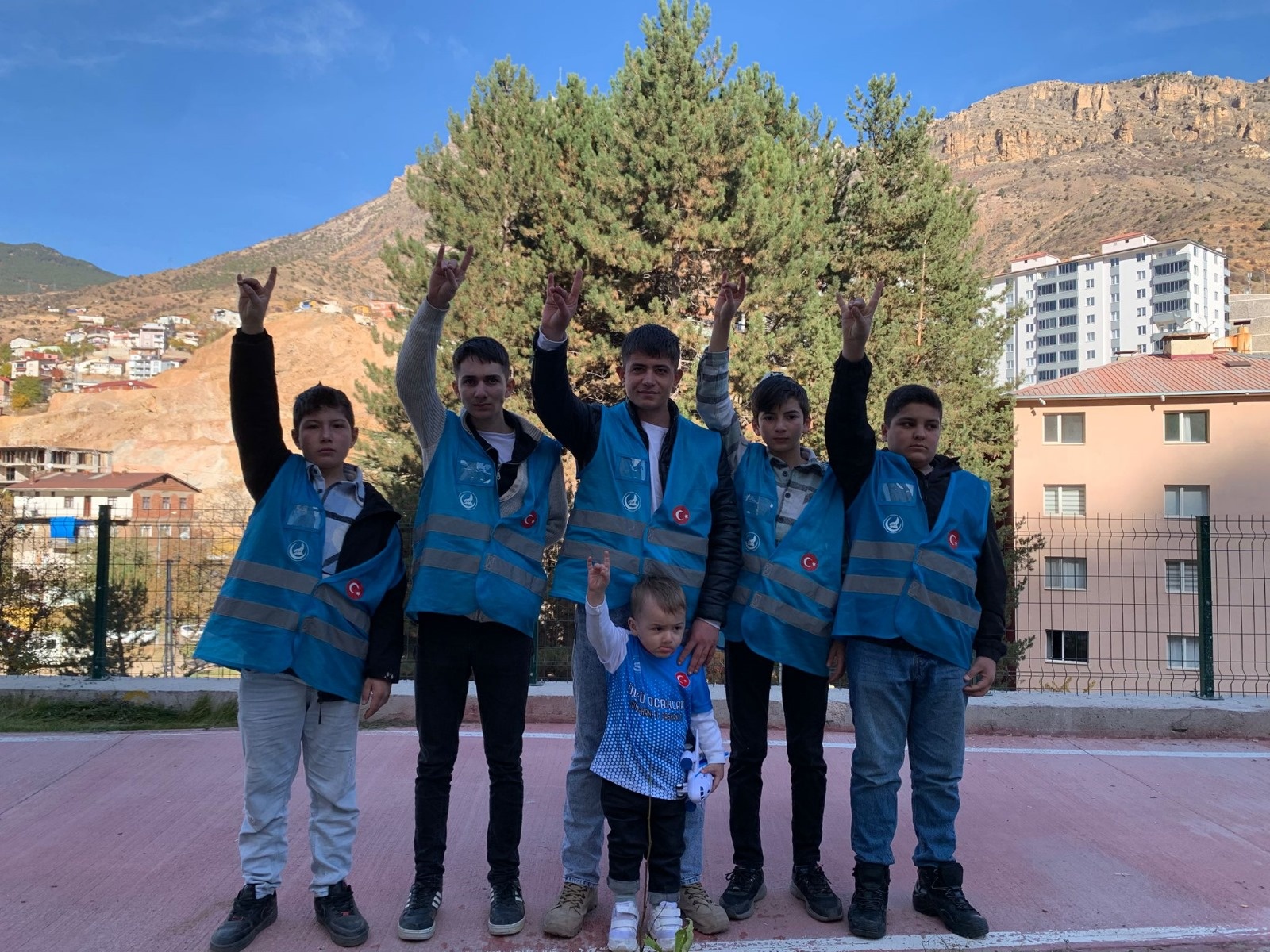 Ülkü Ocakları çınar ağaçlarını toprakla buluşturdu 6