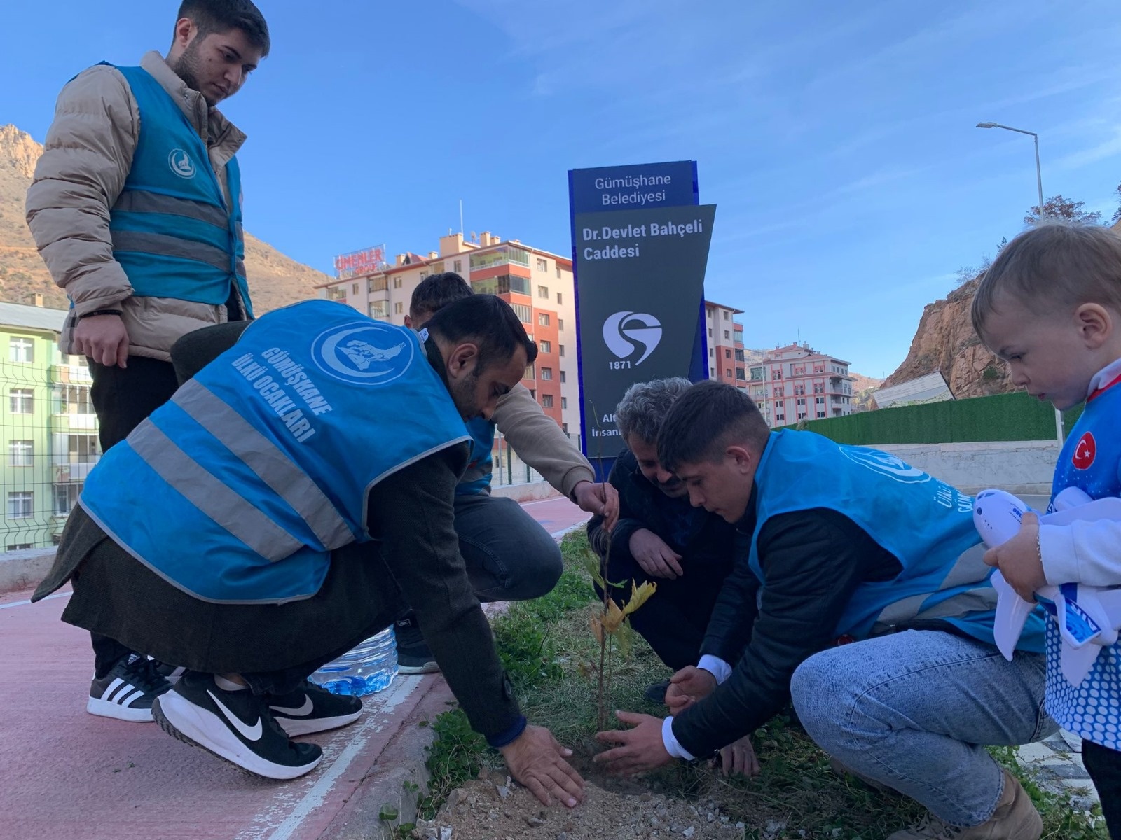 Ülkü Ocakları çınar ağaçlarını toprakla buluşturdu 9