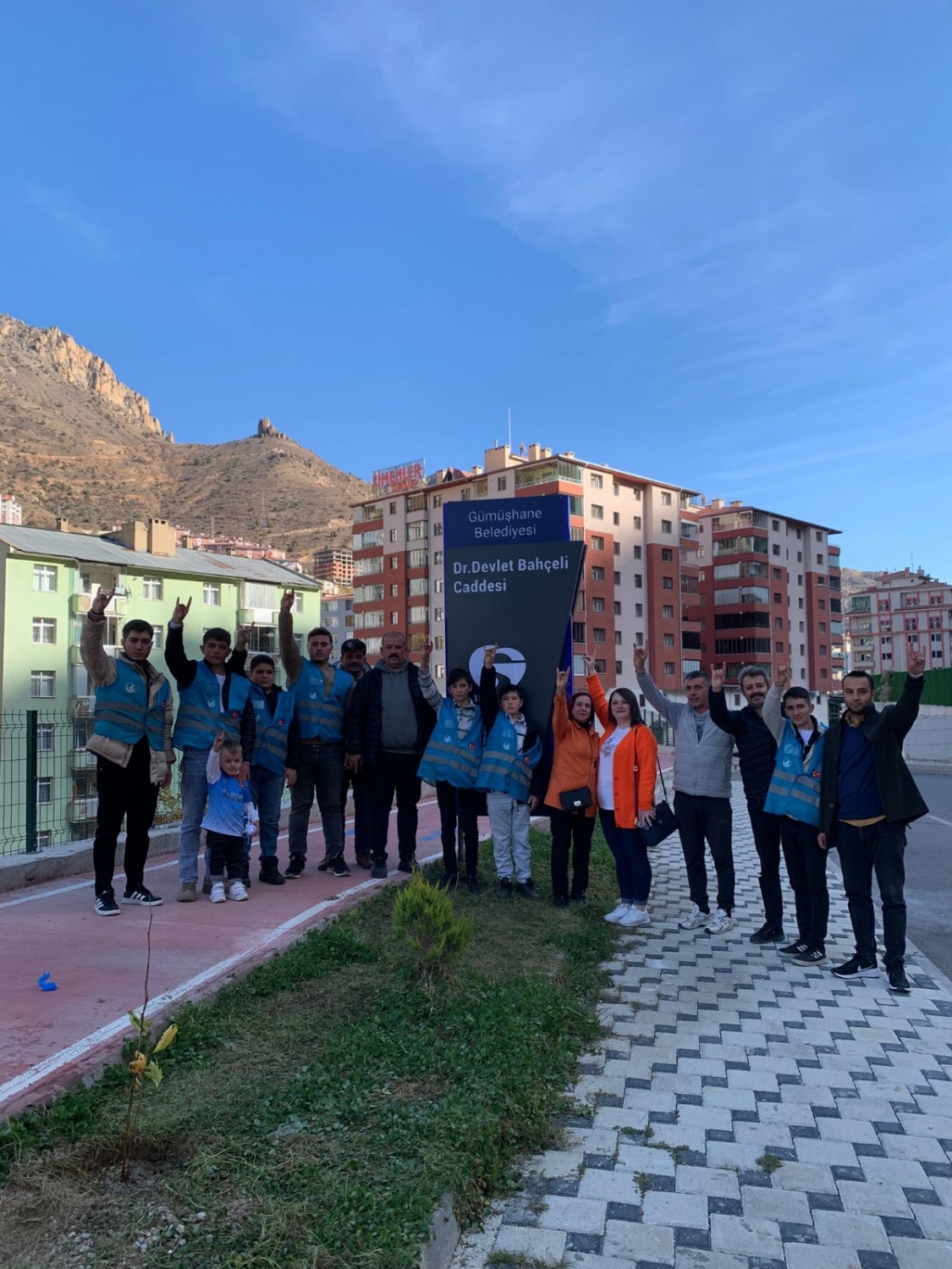 Ülkü Ocakları çınar ağaçlarını toprakla buluşturdu 12