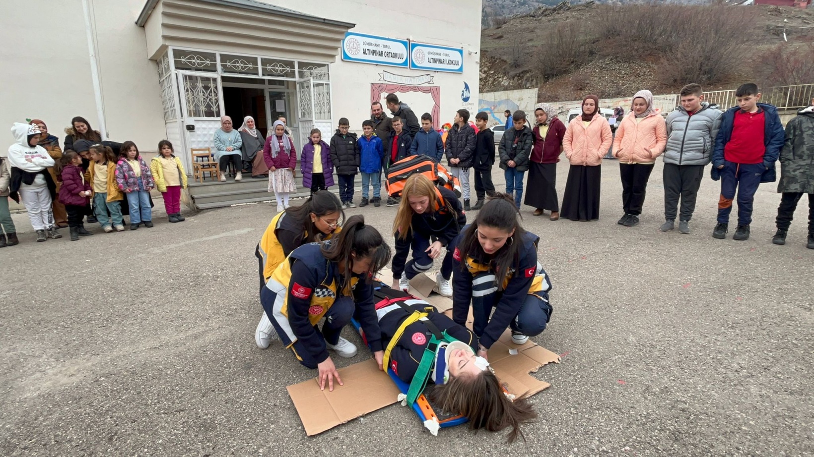 Paramedik Kulübü’nden köy okuluna kitap ve sevgi desteği 17