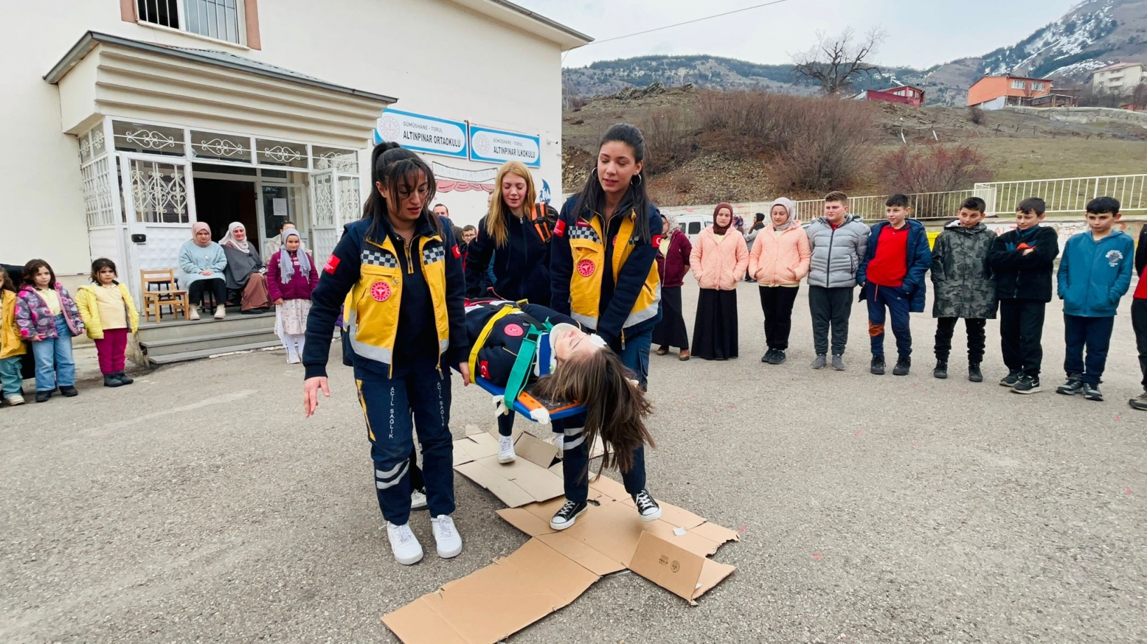 Paramedik Kulübü’nden köy okuluna kitap ve sevgi desteği 3