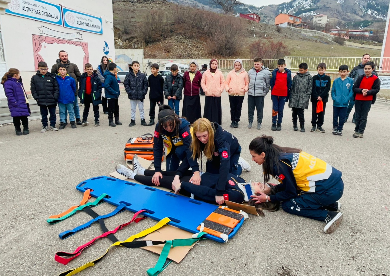Paramedik Kulübü’nden köy okuluna kitap ve sevgi desteği 20