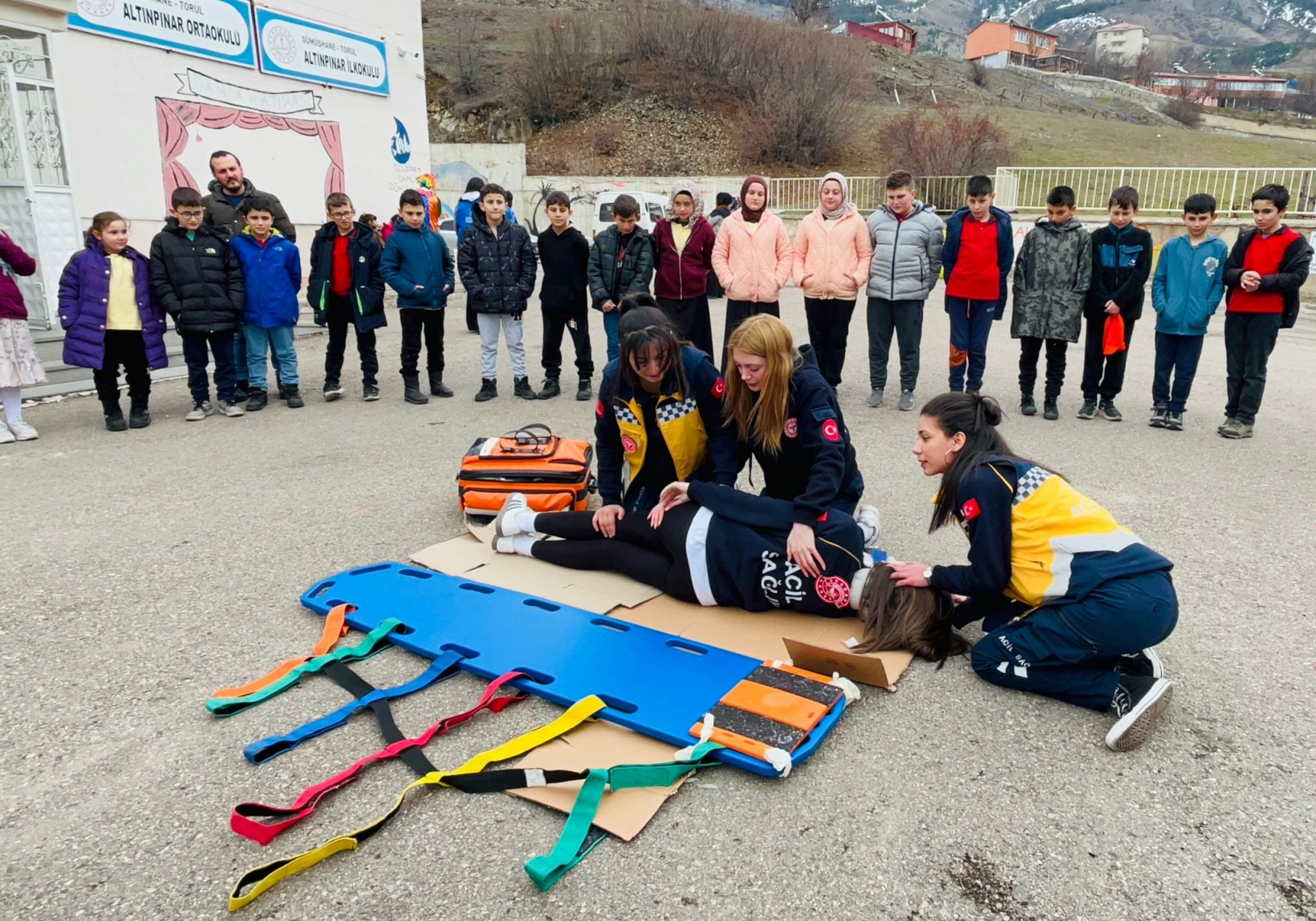 Paramedik Kulübü’nden köy okuluna kitap ve sevgi desteği 12
