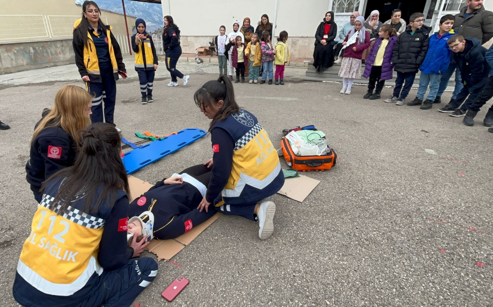 Paramedik Kulübü’nden köy okuluna kitap ve sevgi desteği 27