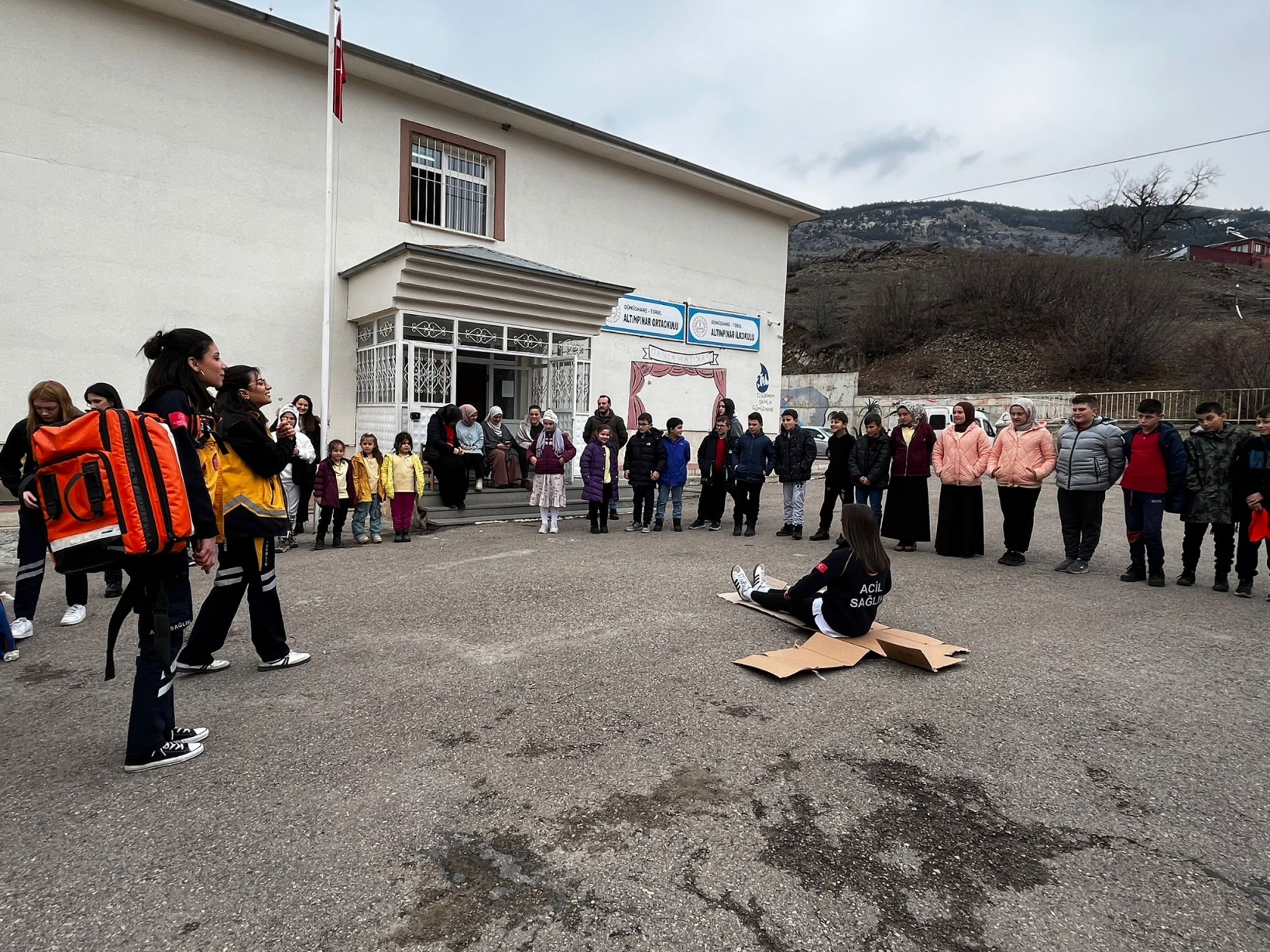Paramedik Kulübü’nden köy okuluna kitap ve sevgi desteği 9