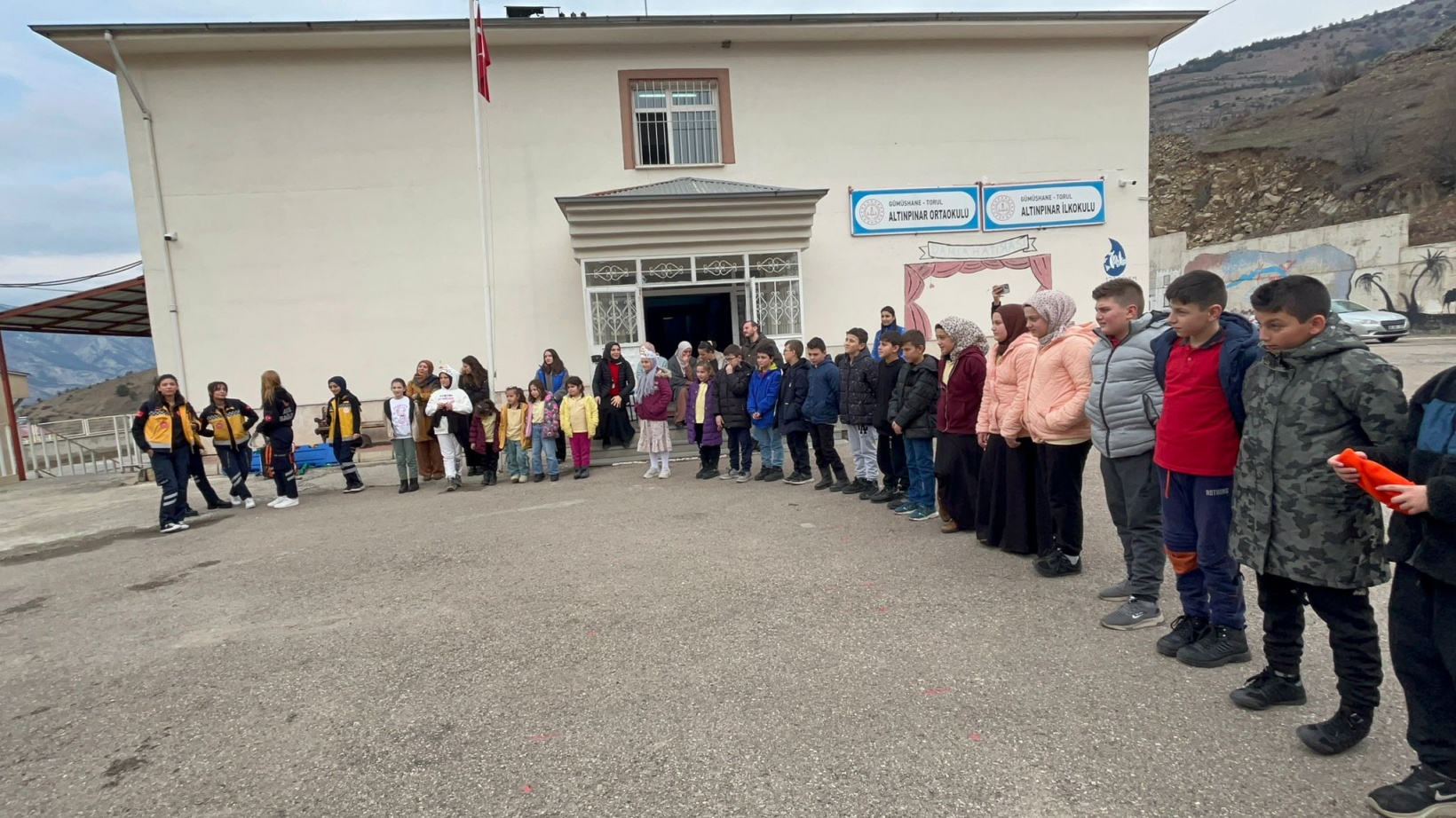 Paramedik Kulübü’nden köy okuluna kitap ve sevgi desteği 21