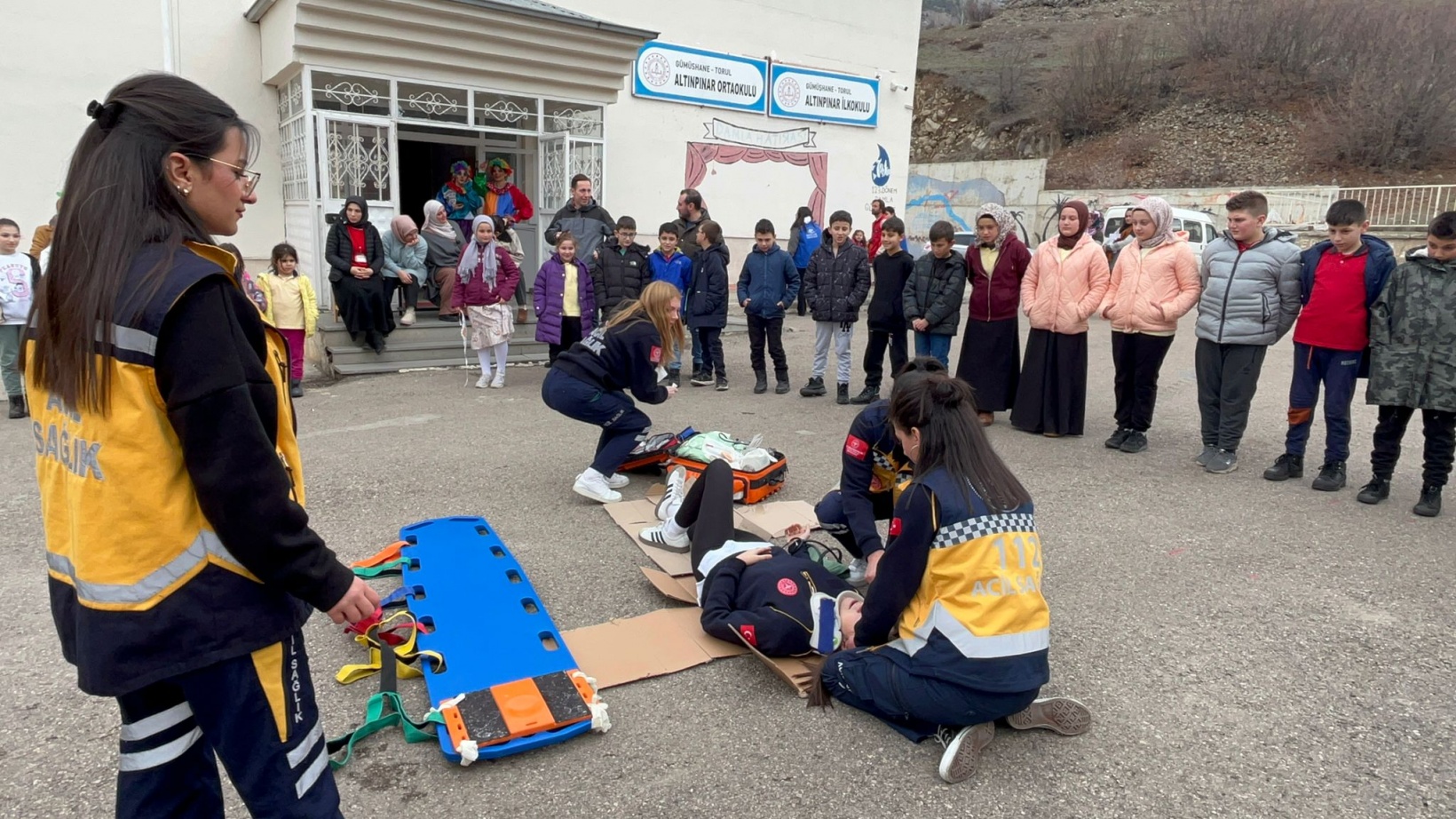 Paramedik Kulübü’nden köy okuluna kitap ve sevgi desteği 15