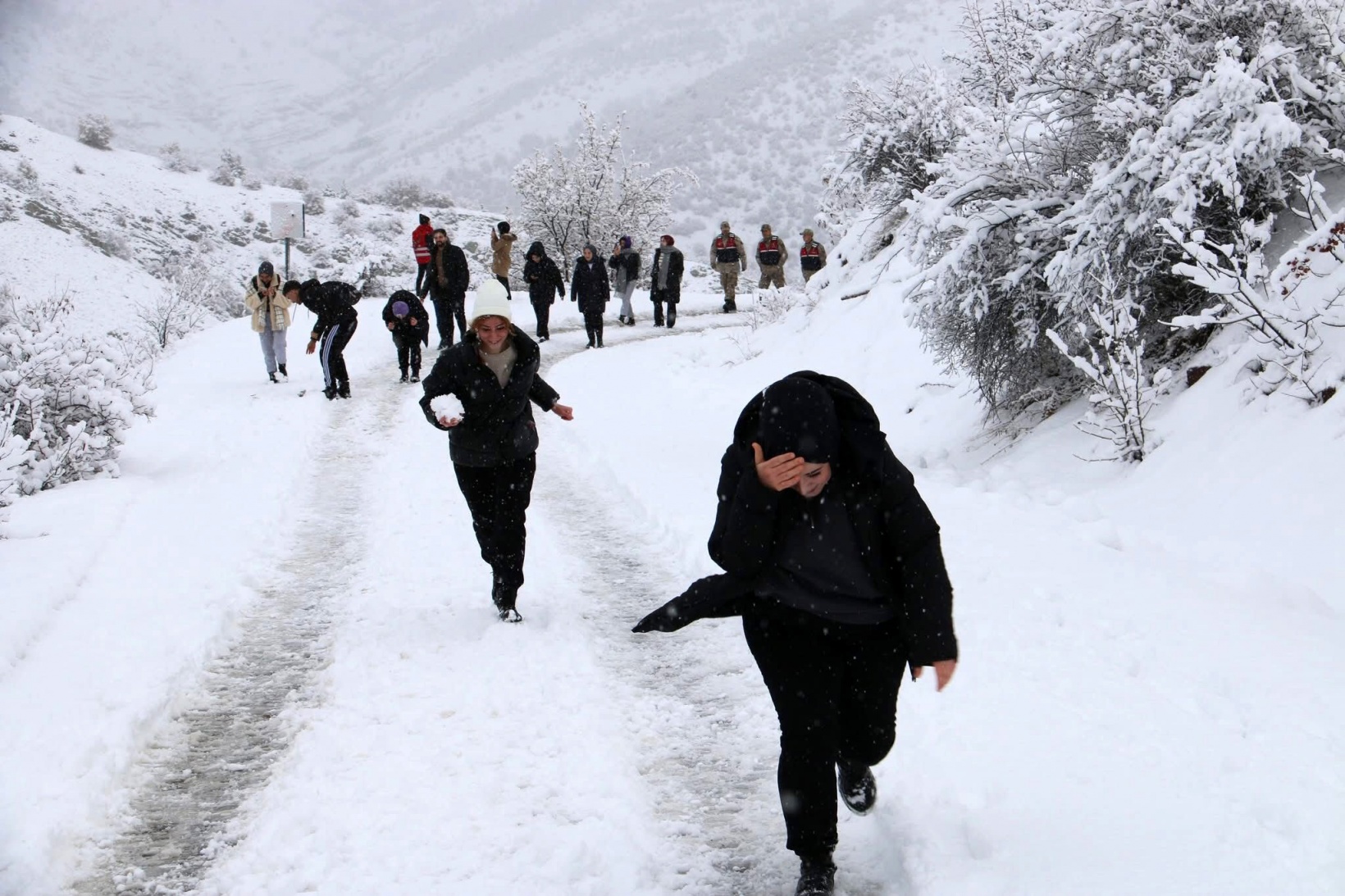 Gümüşhane’de 152 genç kar altında tarihi kaleyi keşfetti 3