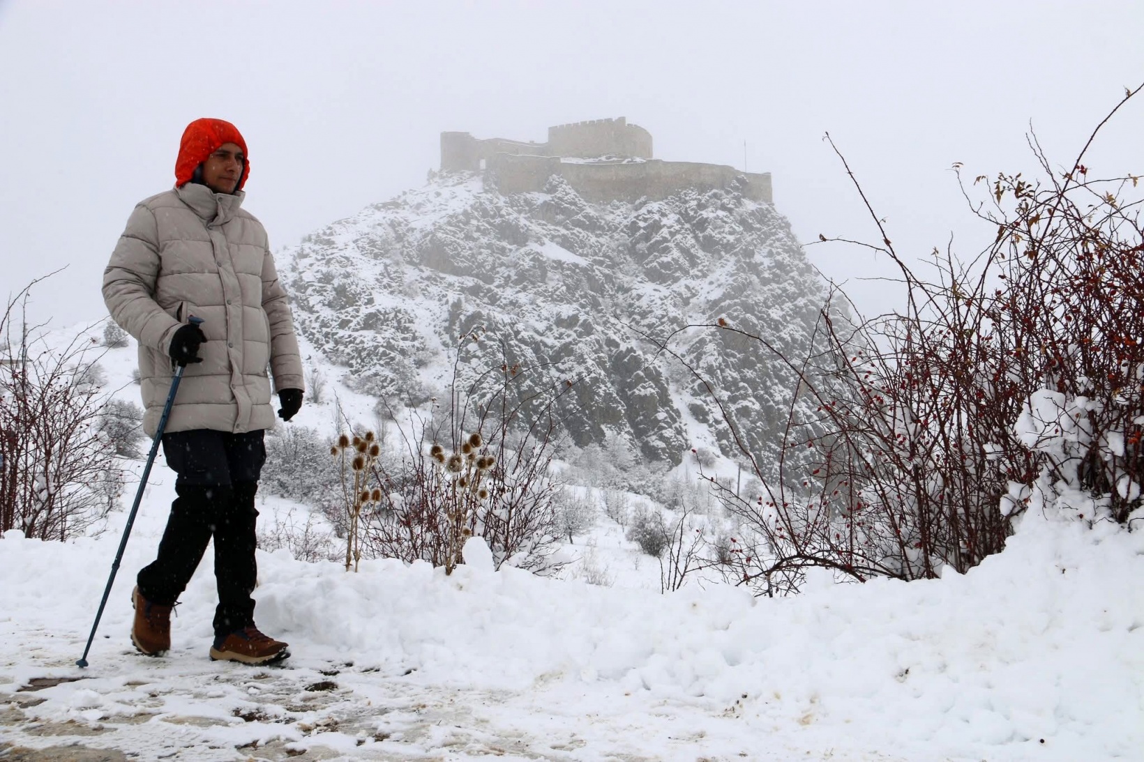 Gümüşhane’de 152 genç kar altında tarihi kaleyi keşfetti 6