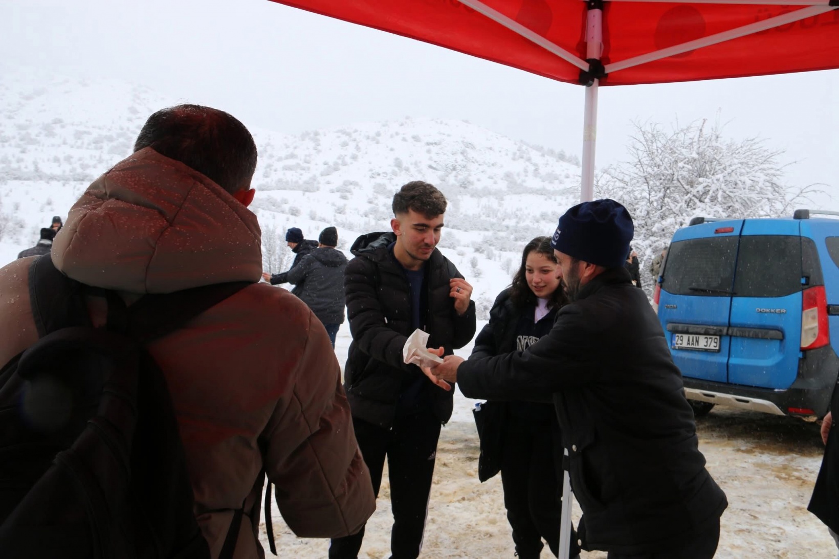 Gümüşhane’de 152 genç kar altında tarihi kaleyi keşfetti 4