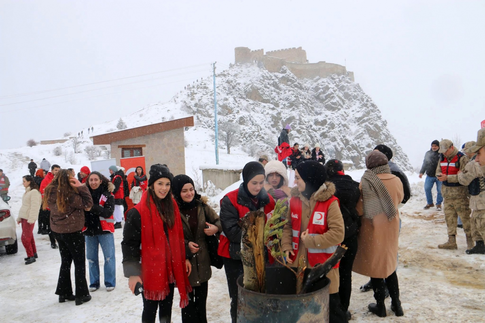Gümüşhane’de 152 genç kar altında tarihi kaleyi keşfetti 2