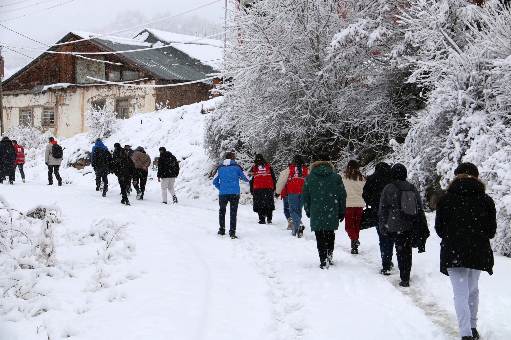 Gümüşhane’de 152 genç kar altında tarihi kaleyi keşfetti 18