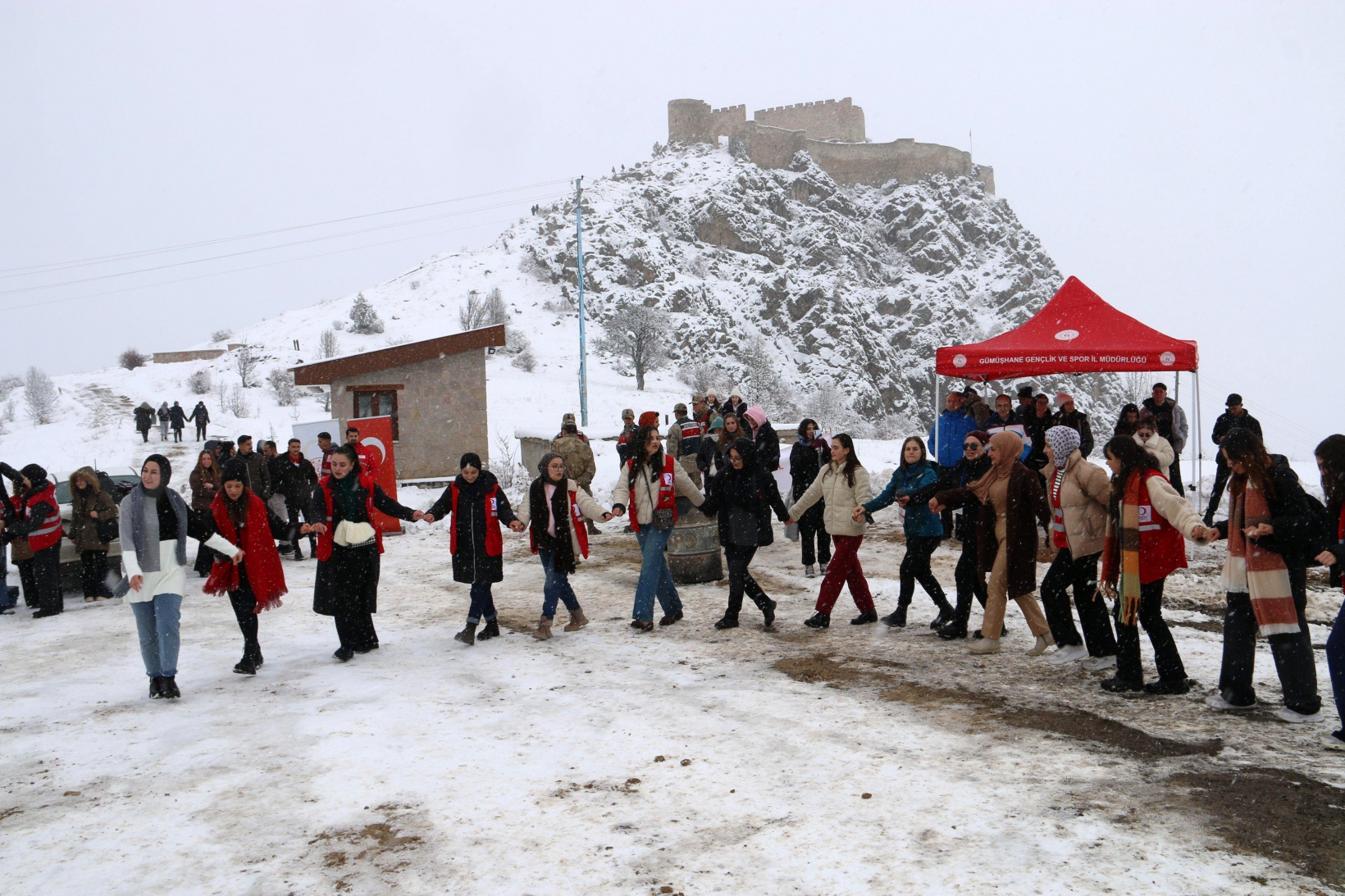 Gümüşhane’de 152 genç kar altında tarihi kaleyi keşfetti 8