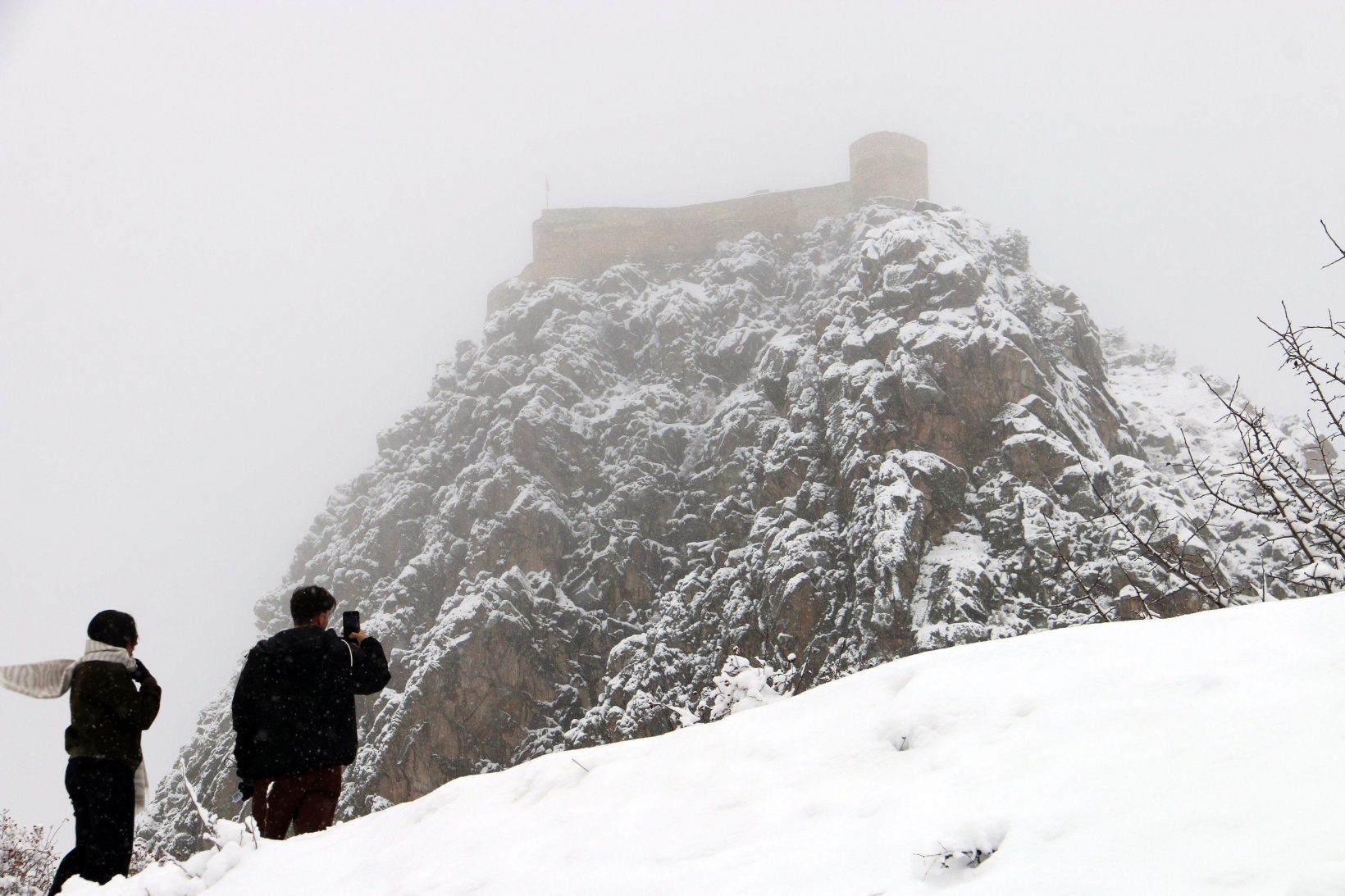 Gümüşhane’de 152 genç kar altında tarihi kaleyi keşfetti 7