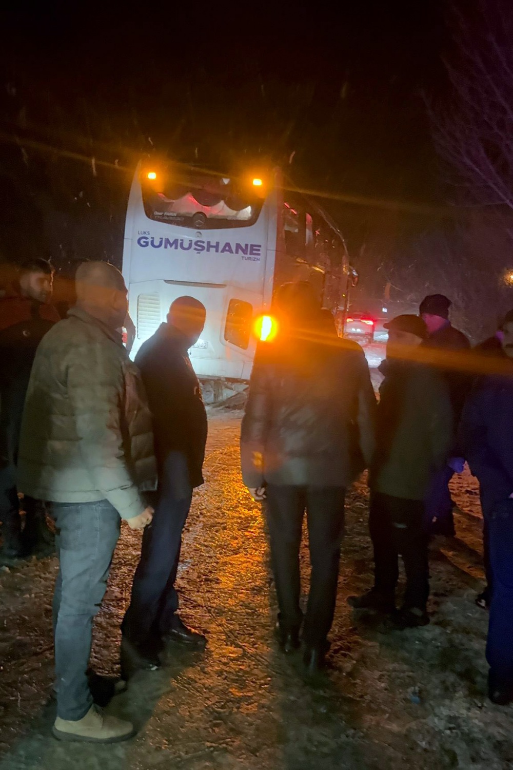 Gümüşhane’de yolcu otobüsü kaza yaptı: 2’si çocuk 14 yaralı 4